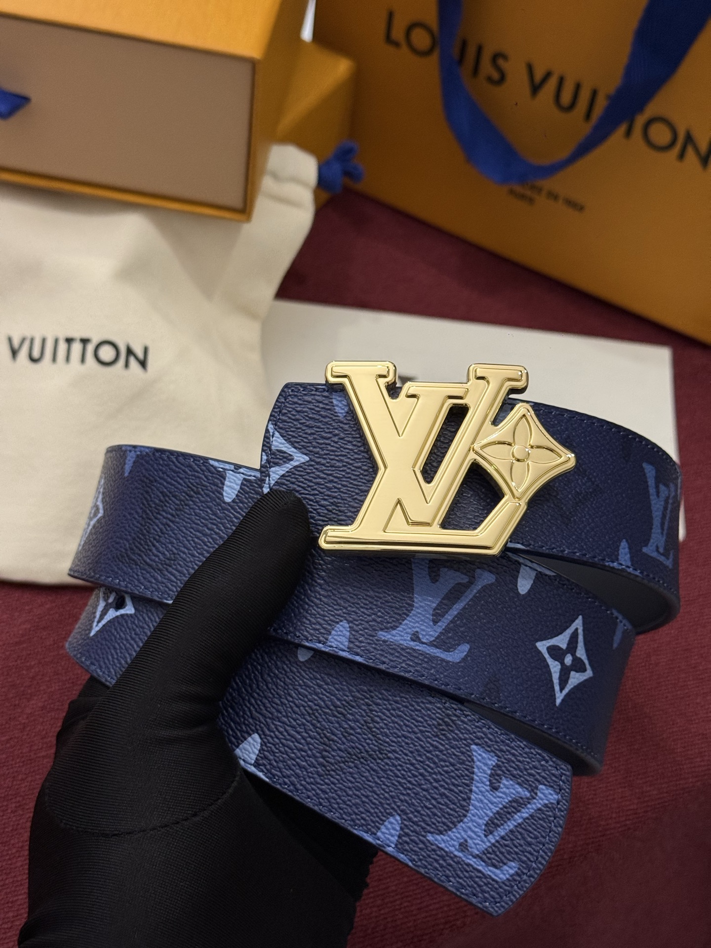LV Initiales Monogram Reflective 40mm 可翻转腰带展现出一种动态细节，将经典风格提升