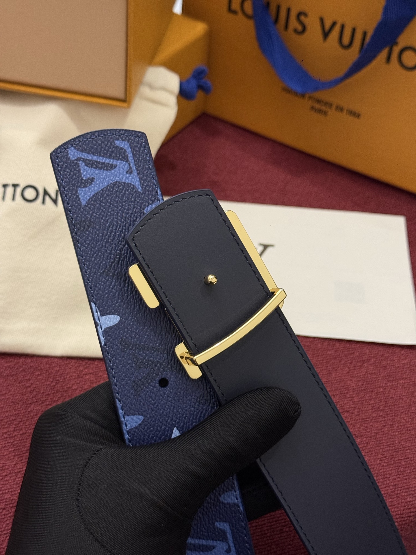 LV Initiales Monogram Reflective 40mm 可翻转腰带展现出一种动态细节，将经典风格提升
