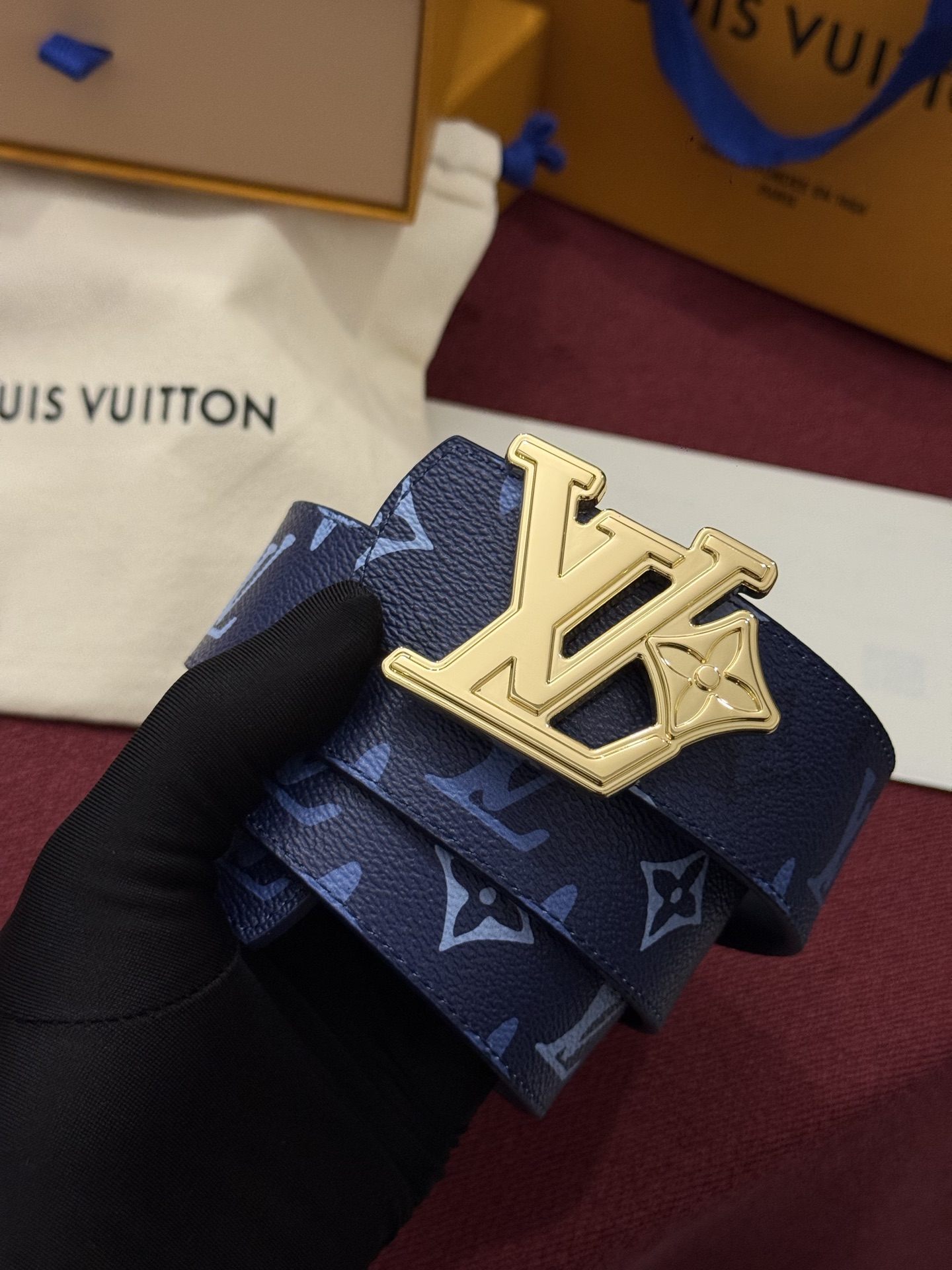 LV Initiales Monogram Reflective 40mm 可翻转腰带展现出一种动态细节，将经典风格提升