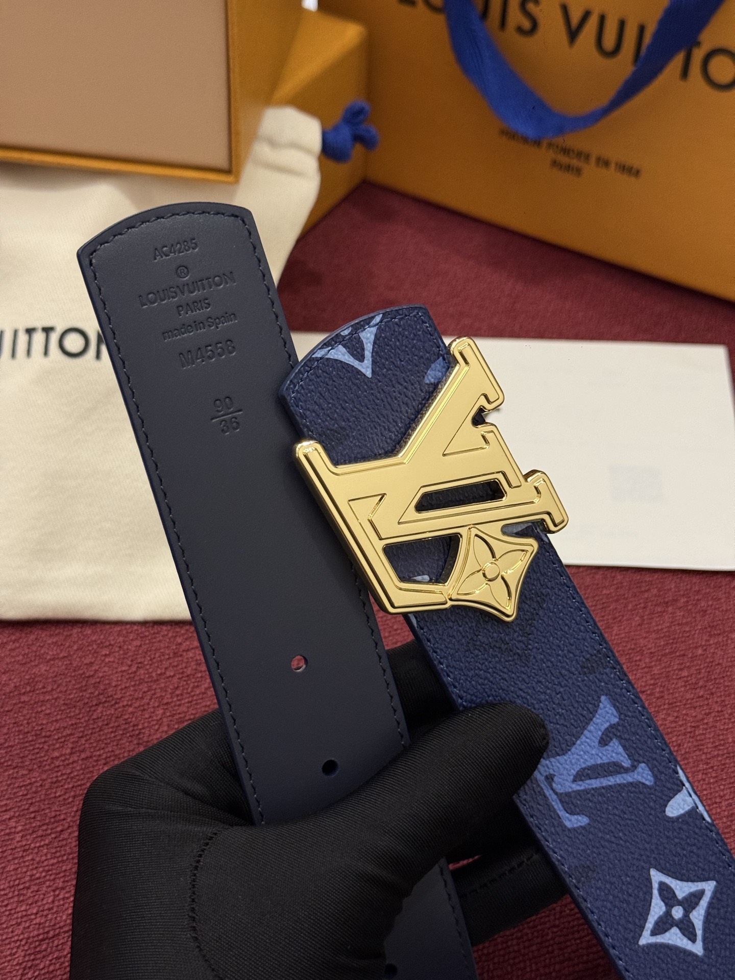 LV Initiales Monogram Reflective 40mm 可翻转腰带展现出一种动态细节，将经典风格提升