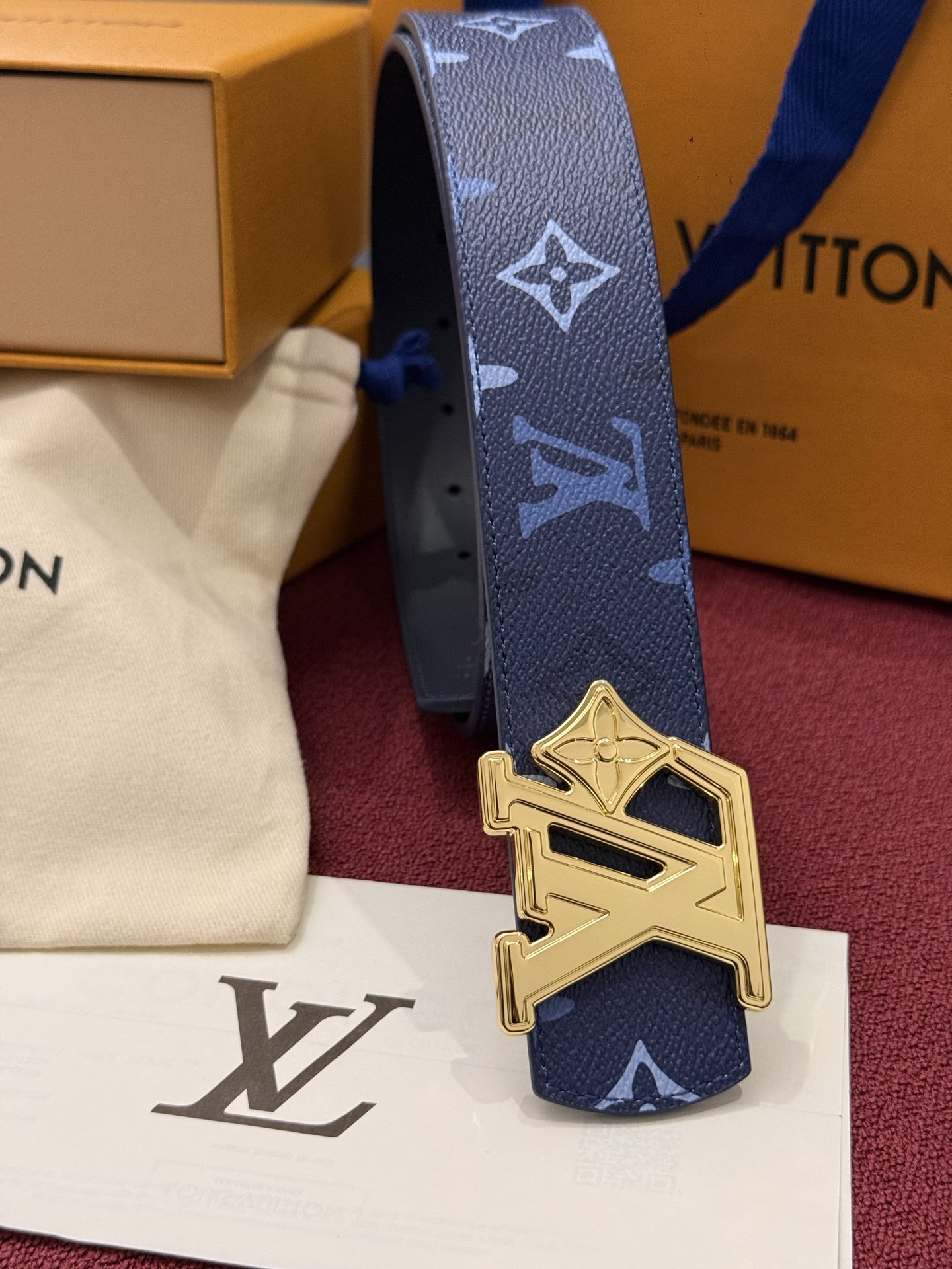 LV Initiales Monogram Reflective 40mm 可翻转腰带展现出一种动态细节，将经典风格提升