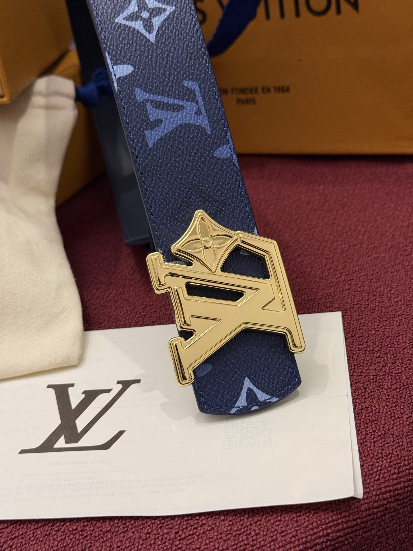 LV Initiales Monogram Reflective 40mm 可翻转腰带展现出一种动态细节，将经典风格提升