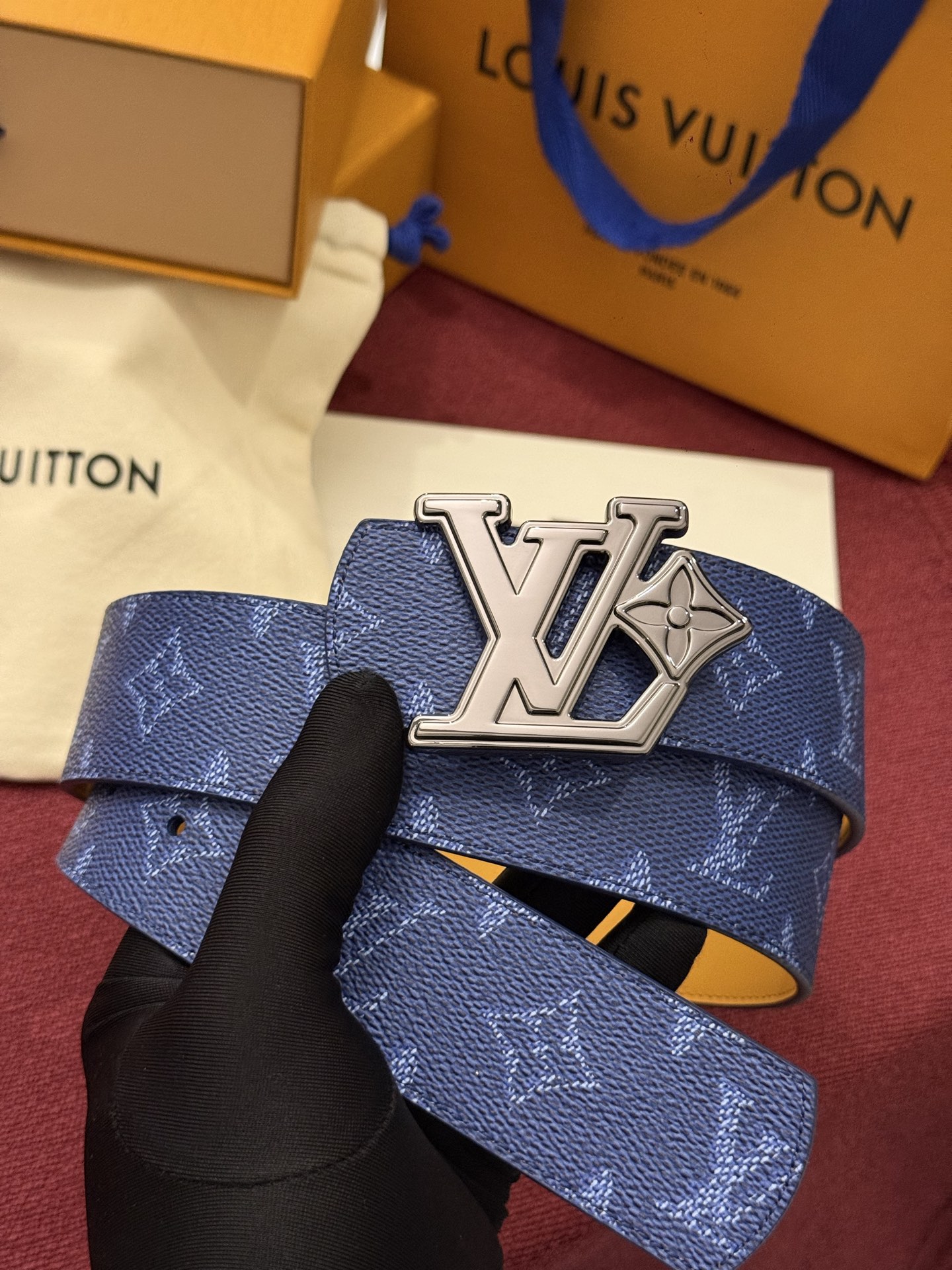 LV Initiales Monogram Reflective 40mm 可翻转腰带展现出一种动态细节，将经典风格提升
