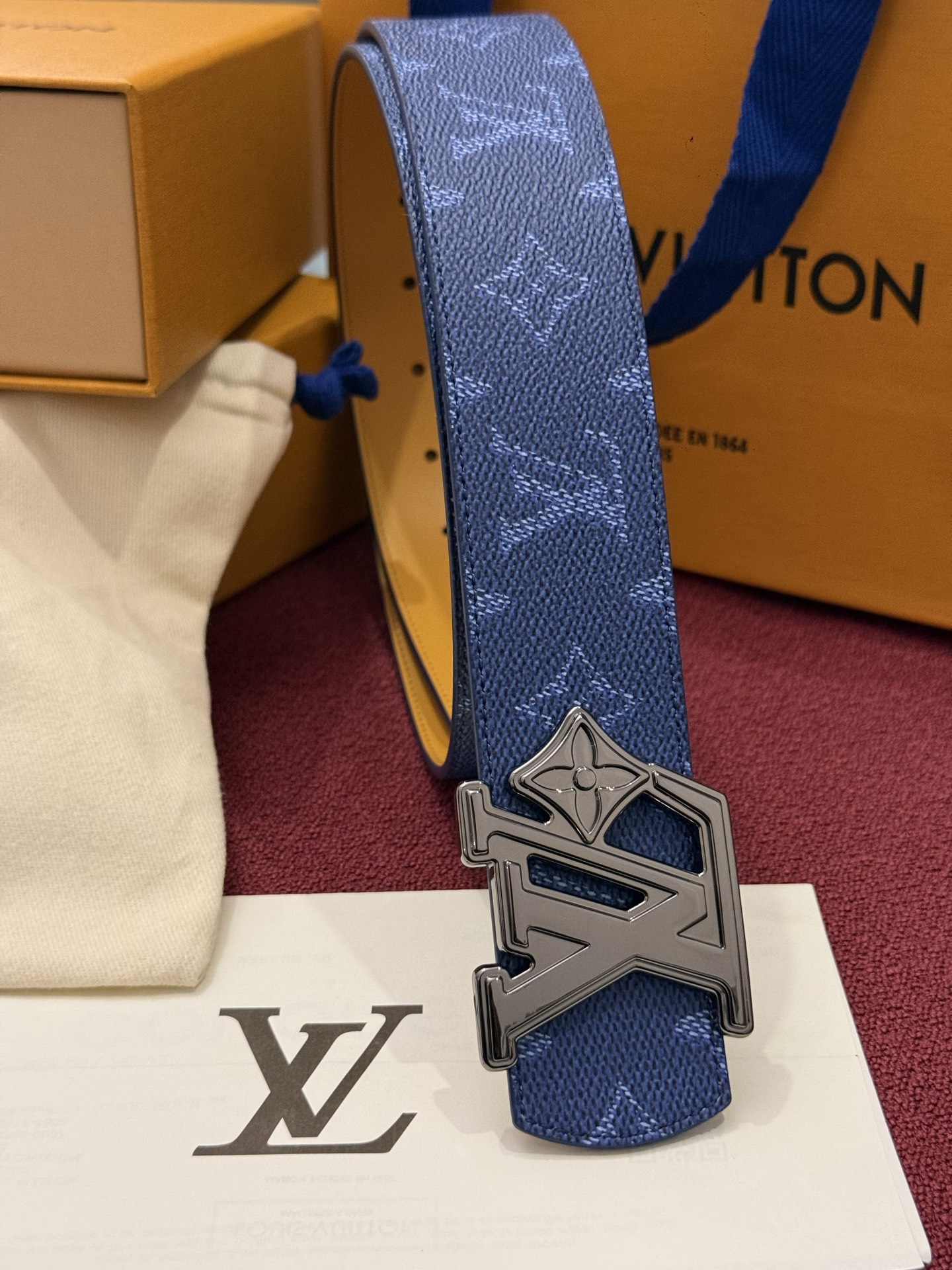 LV Initiales Monogram Reflective 40mm 可翻转腰带展现出一种动态细节，将经典风格提升
