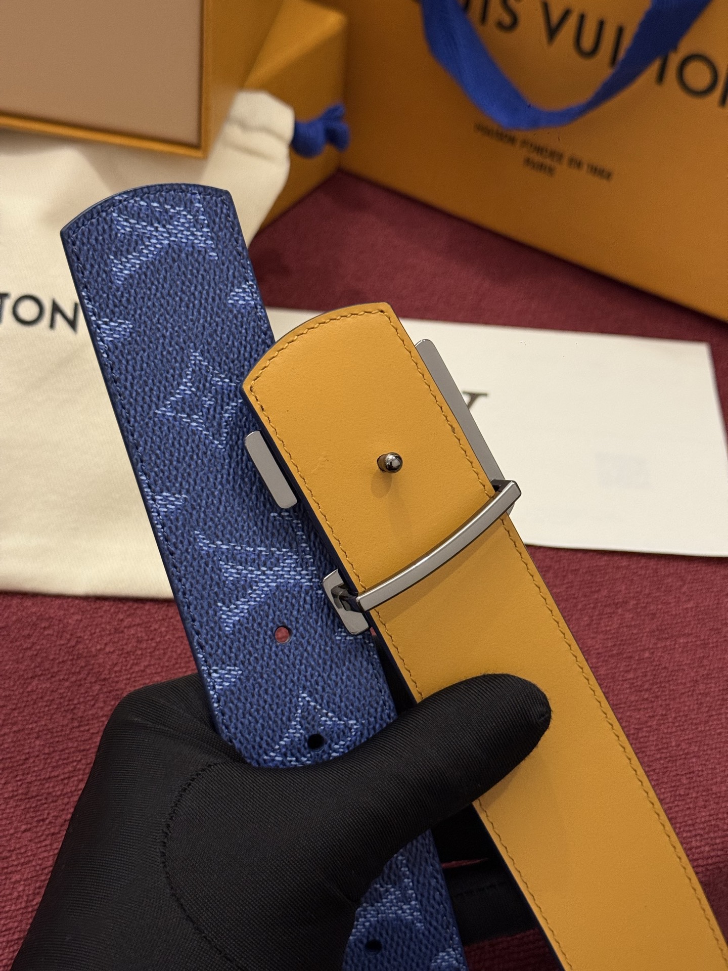 LV Initiales Monogram Reflective 40mm 可翻转腰带展现出一种动态细节，将经典风格提升