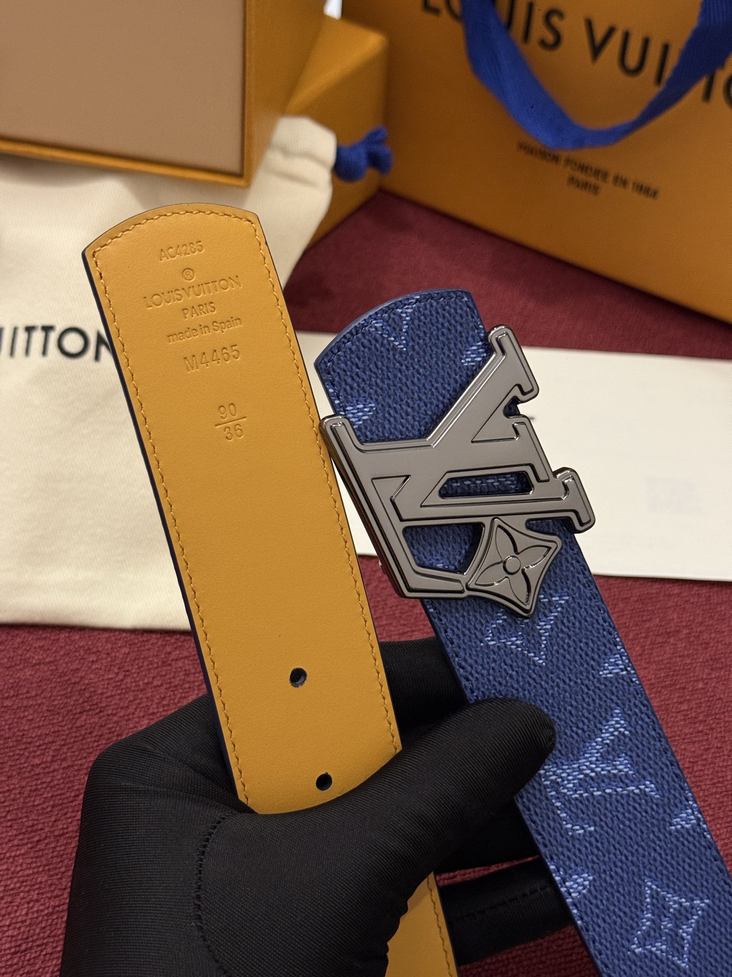 LV Initiales Monogram Reflective 40mm 可翻转腰带展现出一种动态细节，将经典风格提升