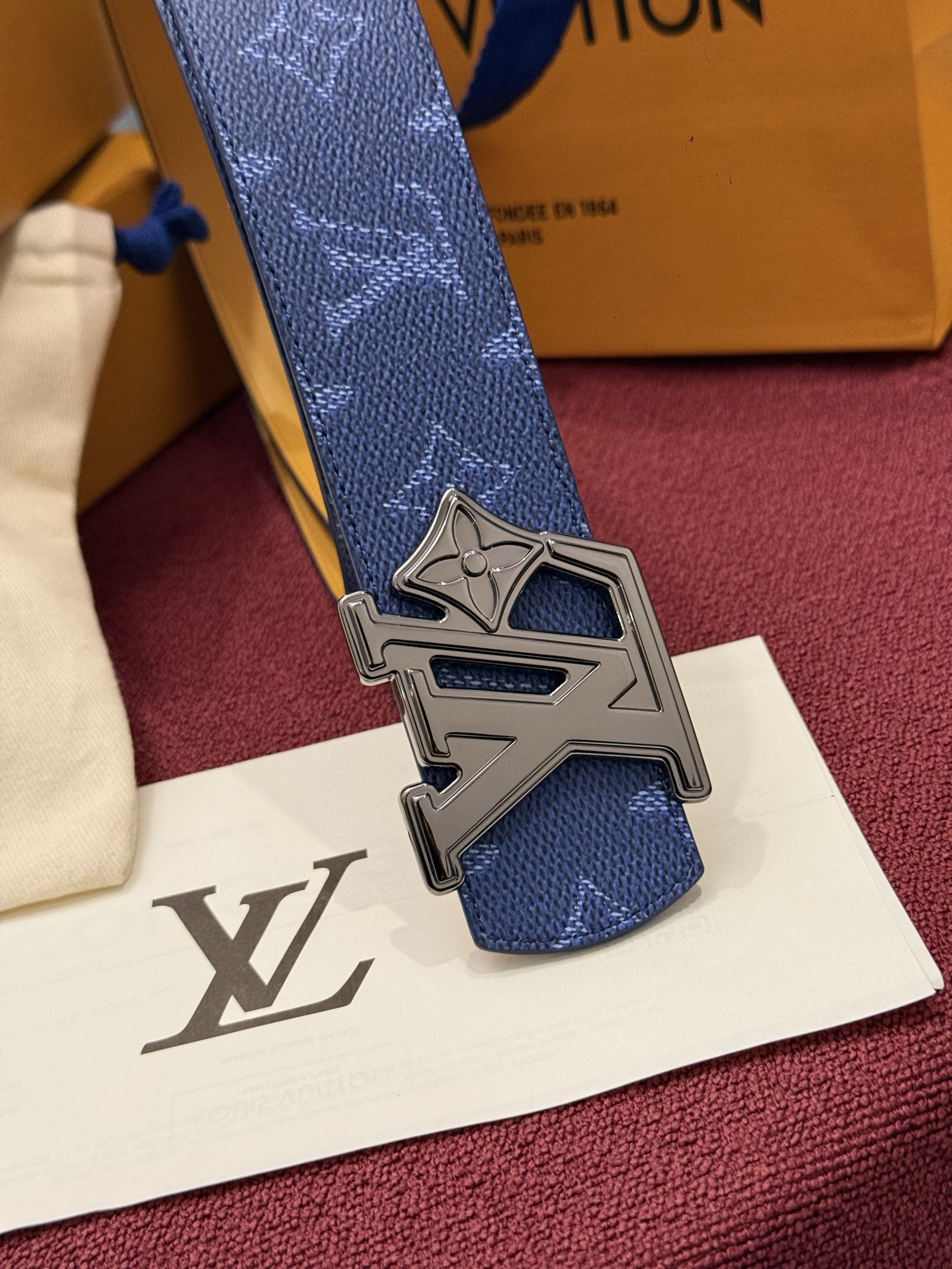 LV Initiales Monogram Reflective 40mm 可翻转腰带展现出一种动态细节，将经典风格提升