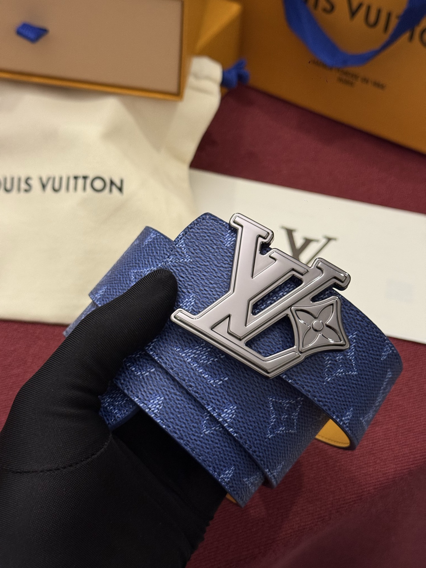 LV Initiales Monogram Reflective 40mm 可翻转腰带展现出一种动态细节，将经典风格提升