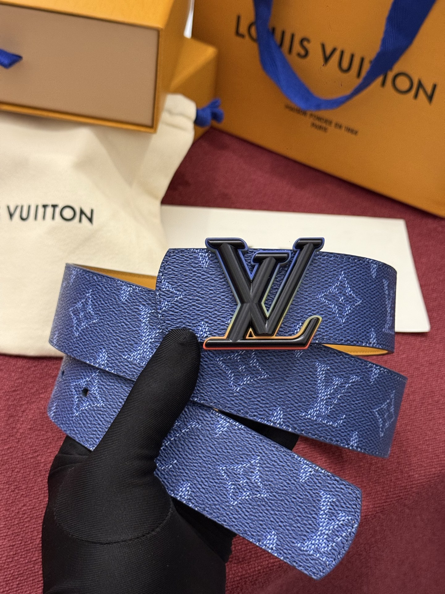 LV Initiales Monogram Reflective 40mm 可翻转腰带展现出一种动态细节，将经典风格提升