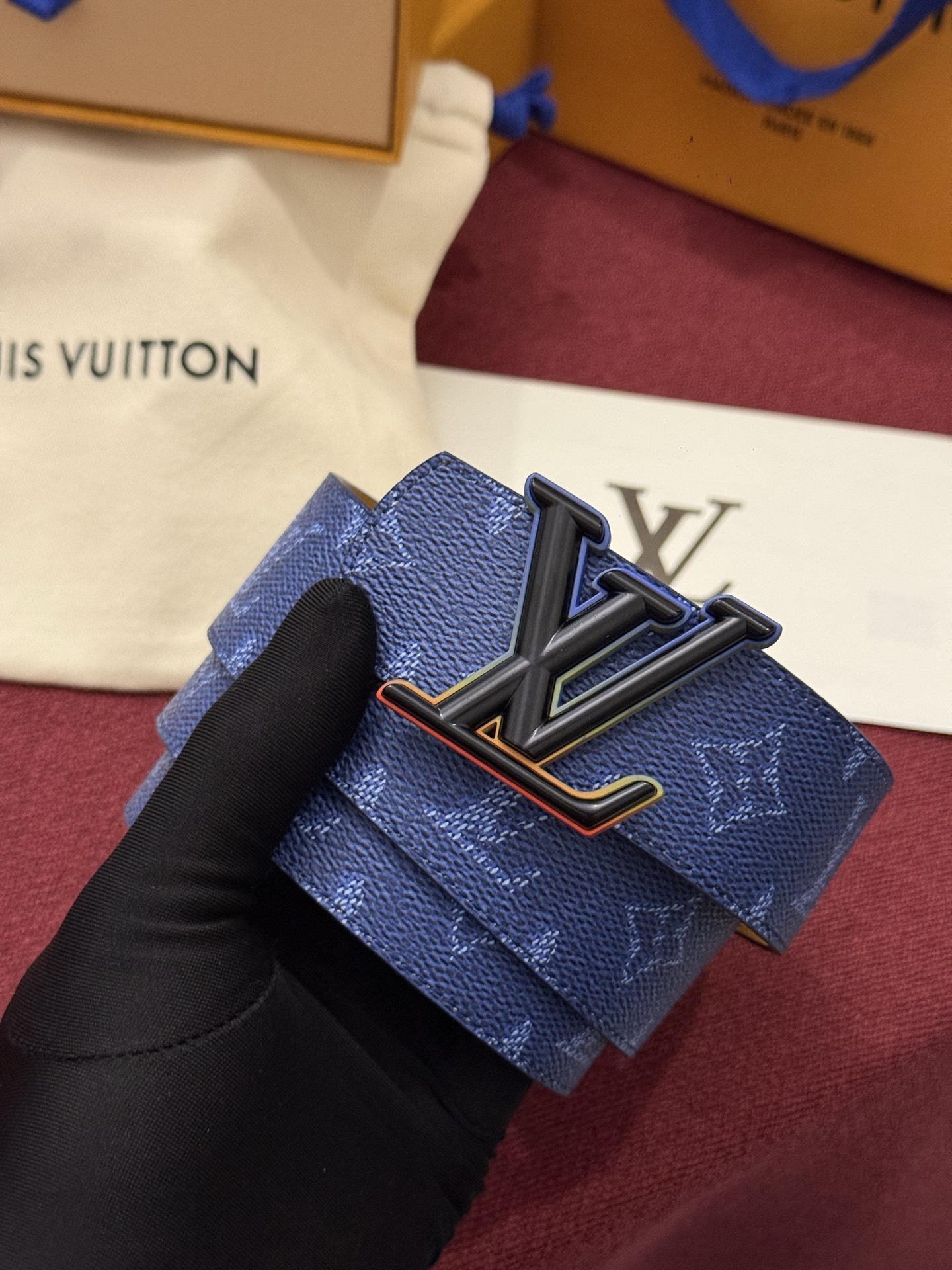 LV Initiales Monogram Reflective 40mm 可翻转腰带展现出一种动态细节，将经典风格提升