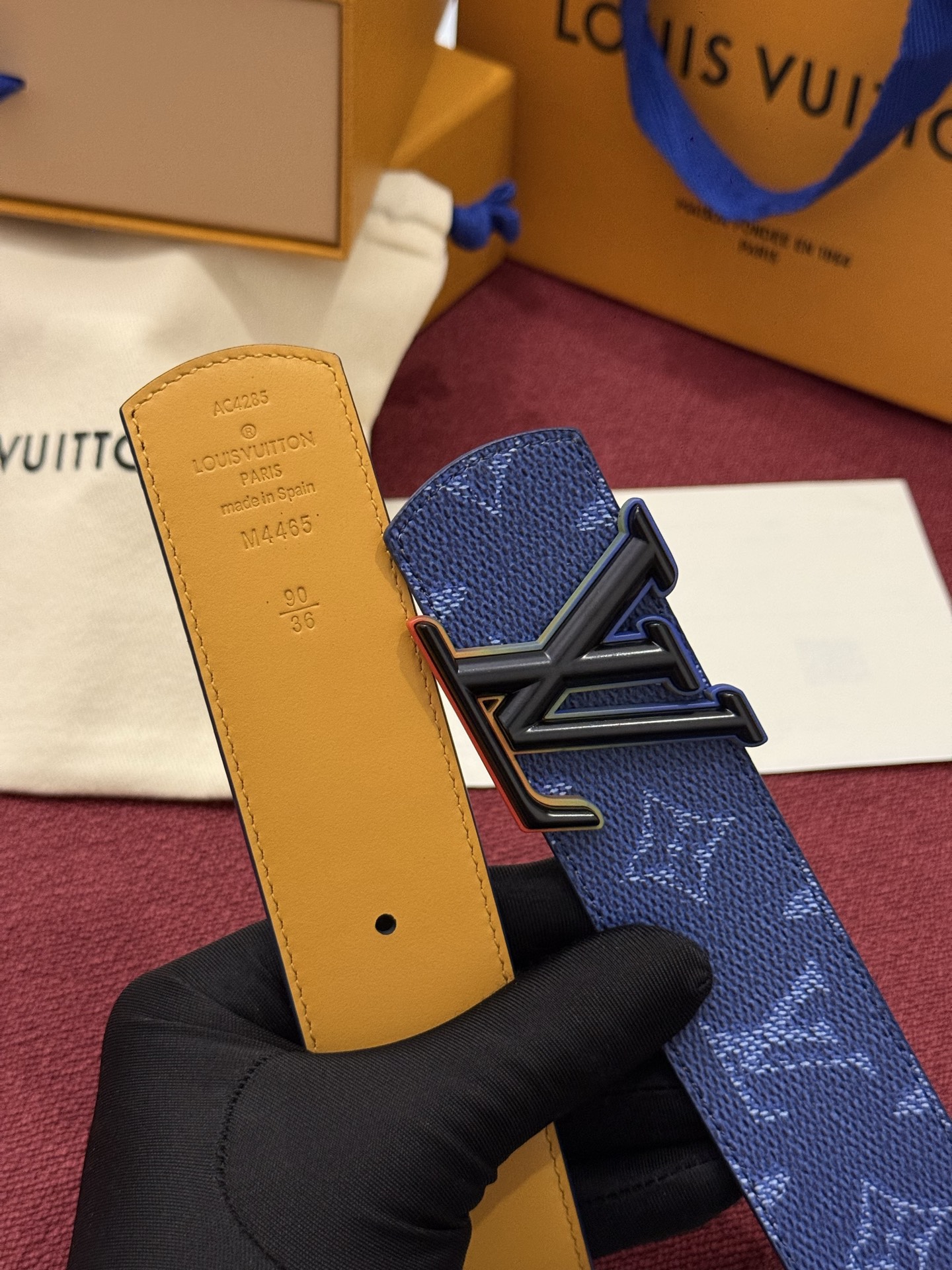 LV Initiales Monogram Reflective 40mm 可翻转腰带展现出一种动态细节，将经典风格提升