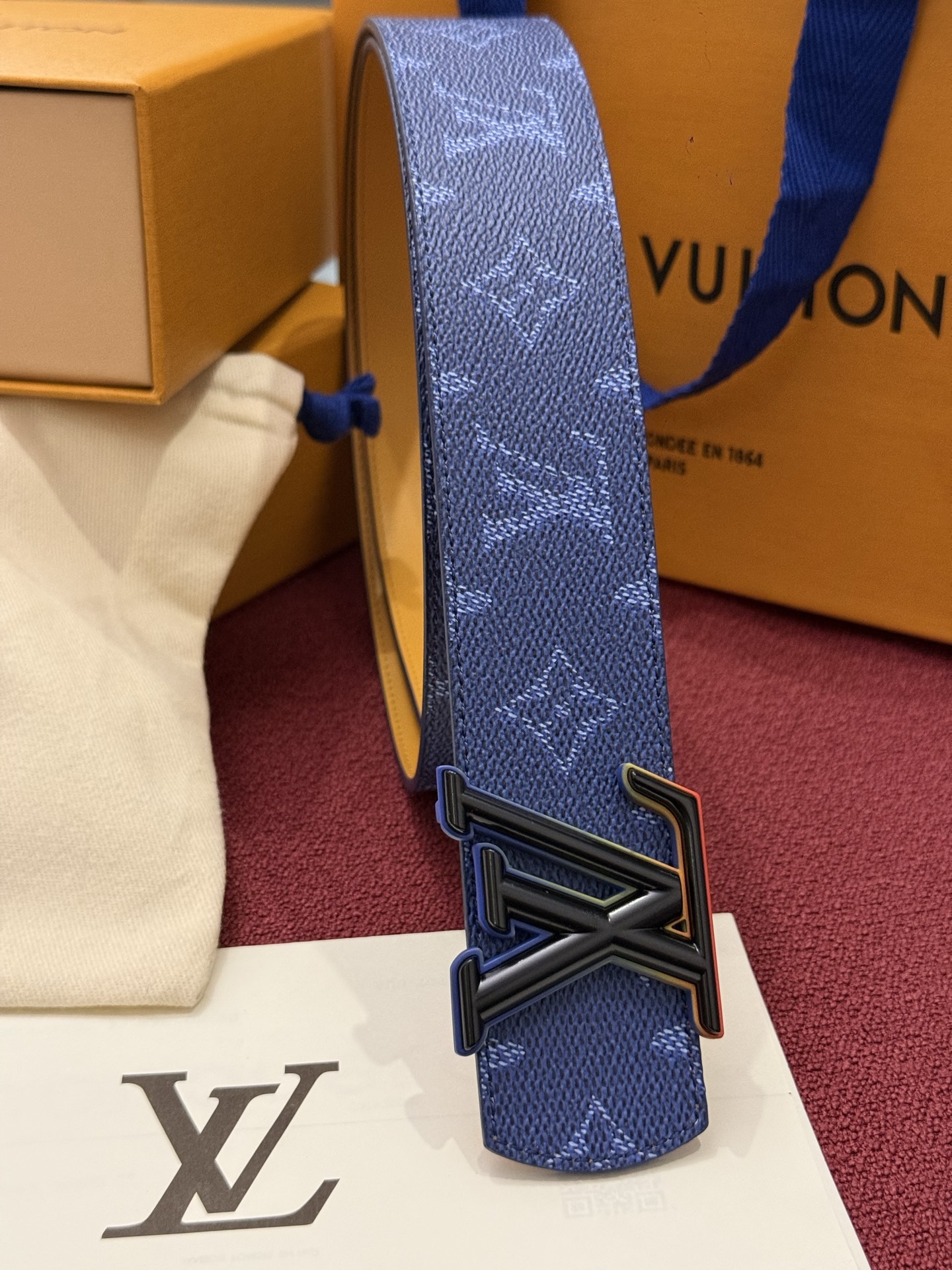 LV Initiales Monogram Reflective 40mm 可翻转腰带展现出一种动态细节，将经典风格提升