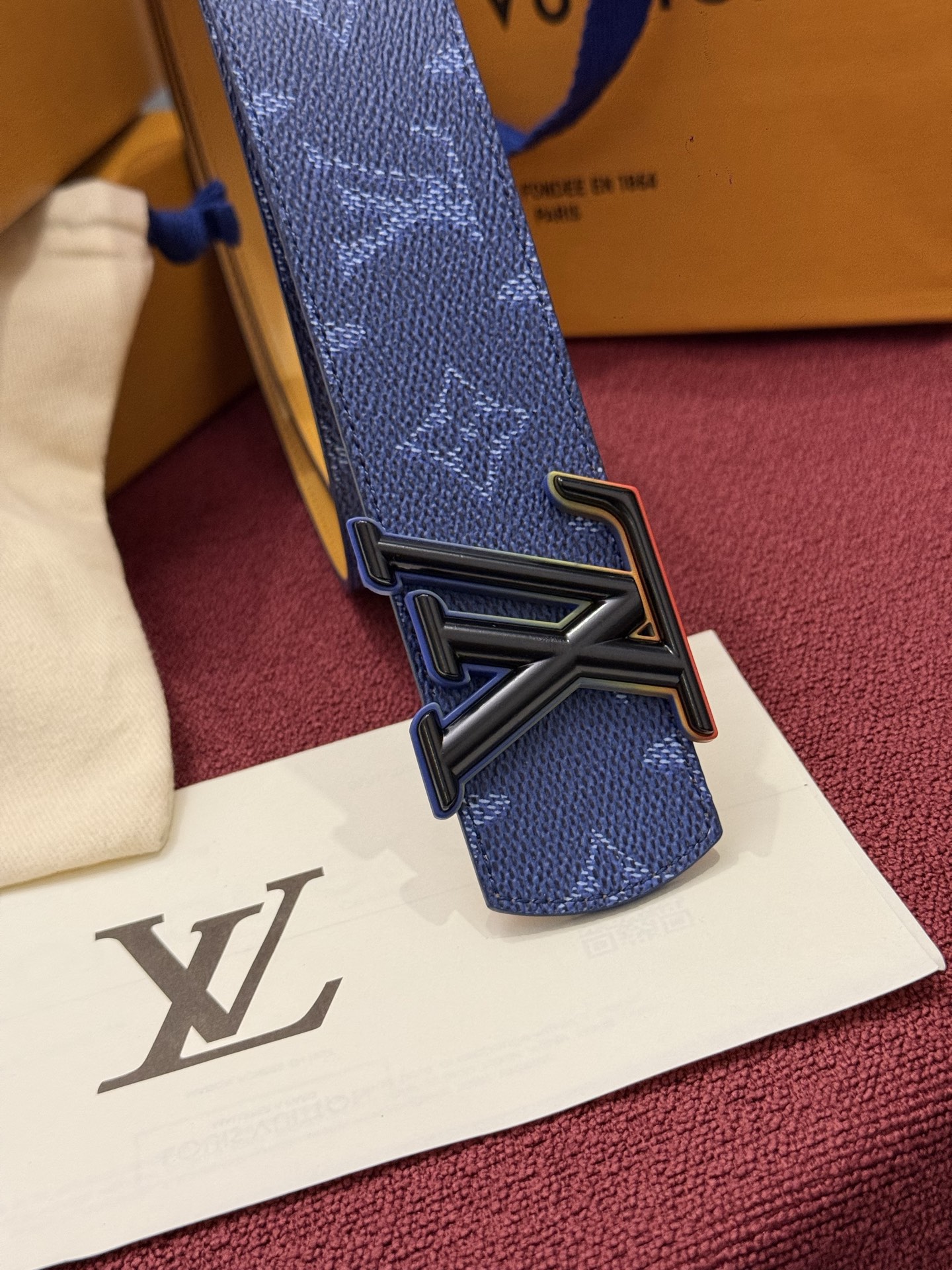 LV Initiales Monogram Reflective 40mm 可翻转腰带展现出一种动态细节，将经典风格提升