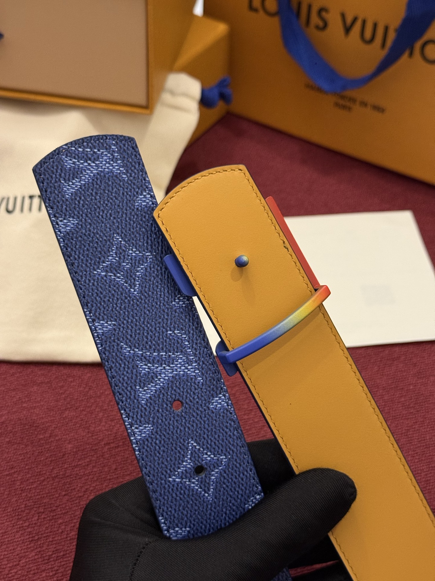 LV Initiales Monogram Reflective 40mm 可翻转腰带展现出一种动态细节，将经典风格提升