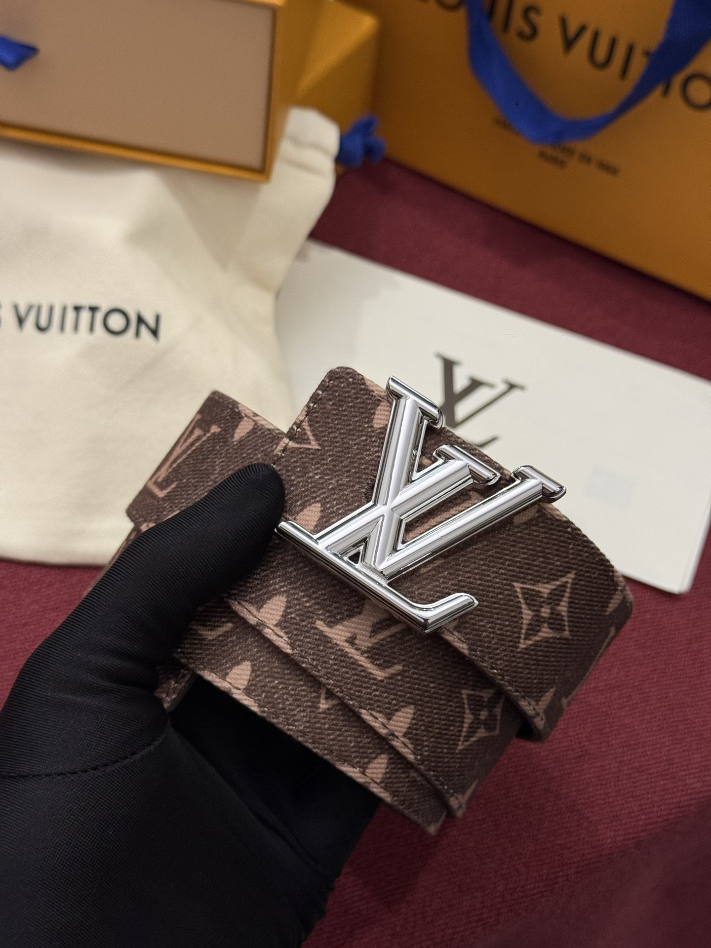 LV Initiales Monogram Reflective 40mm 可翻转腰带展现出一种动态细节，将经典风格提升
