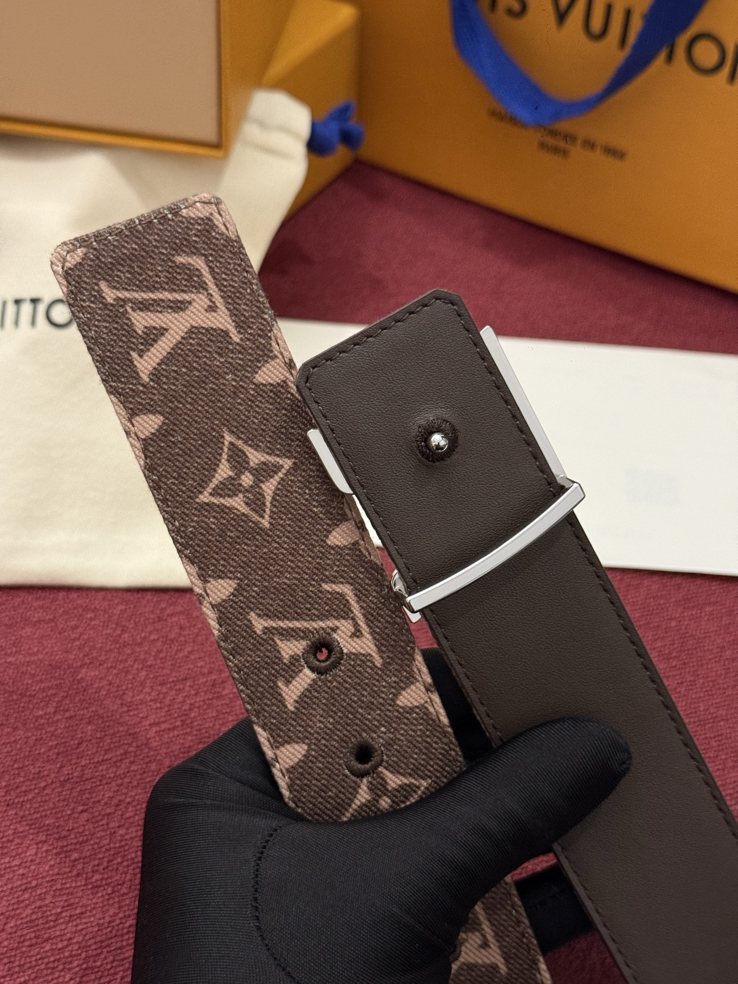 LV Initiales Monogram Reflective 40mm 可翻转腰带展现出一种动态细节，将经典风格提升