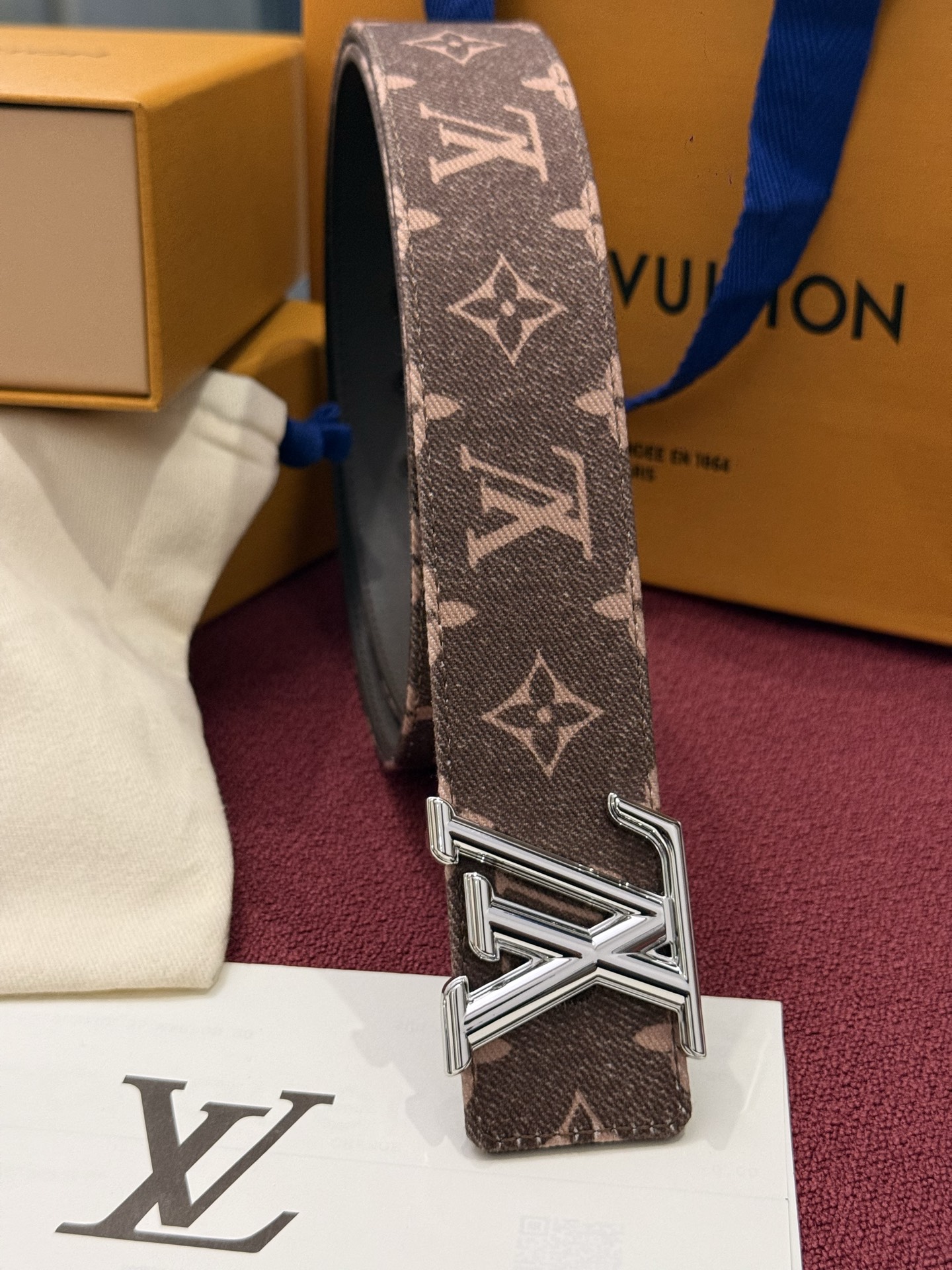 LV Initiales Monogram Reflective 40mm 可翻转腰带展现出一种动态细节，将经典风格提升
