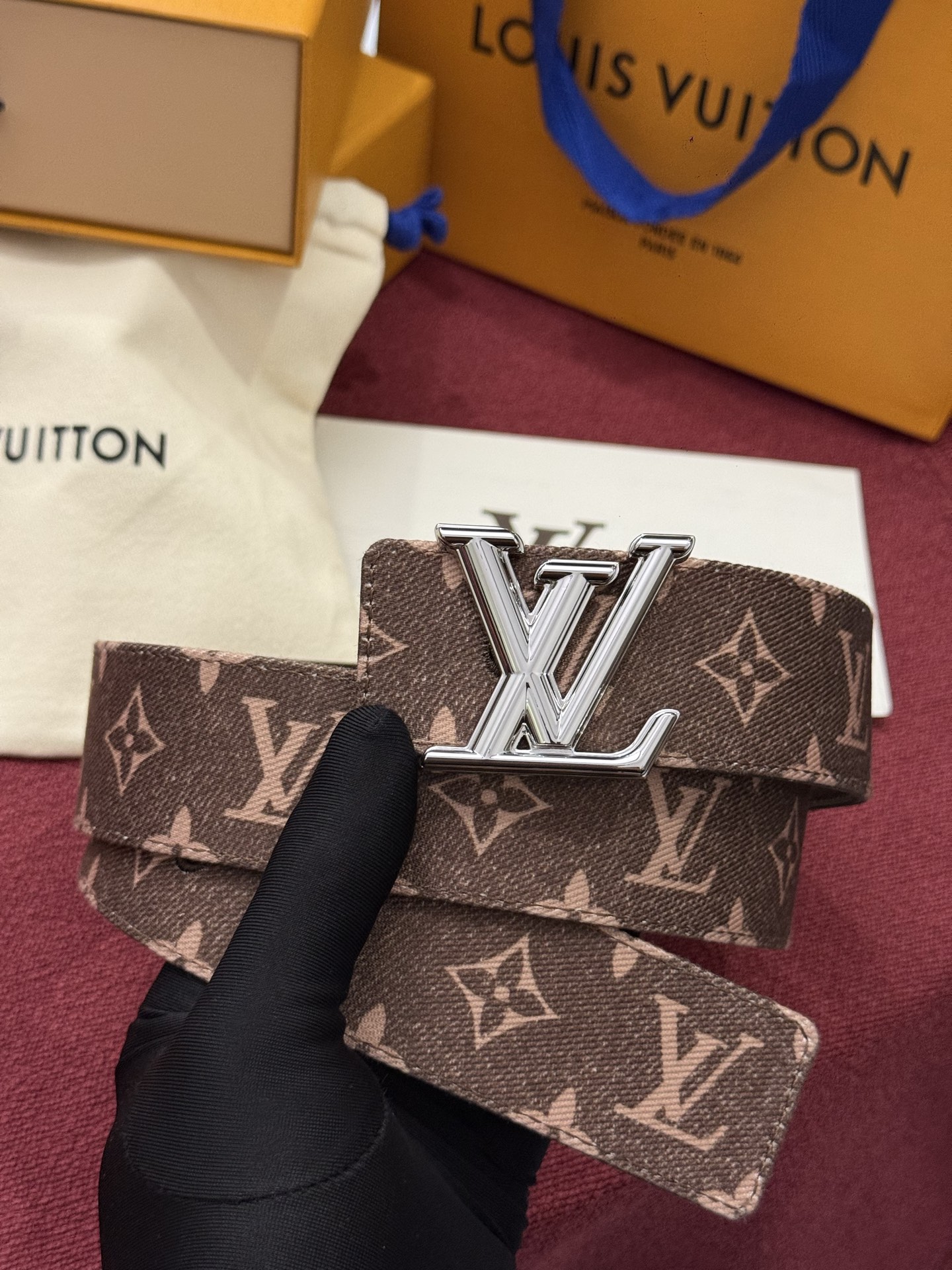 LV Initiales Monogram Reflective 40mm 可翻转腰带展现出一种动态细节，将经典风格提升