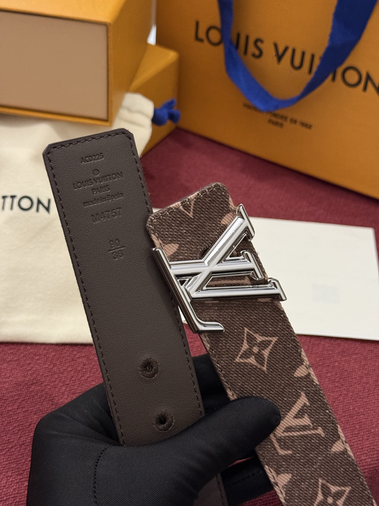 LV Initiales Monogram Reflective 40mm 可翻转腰带展现出一种动态细节，将经典风格提升