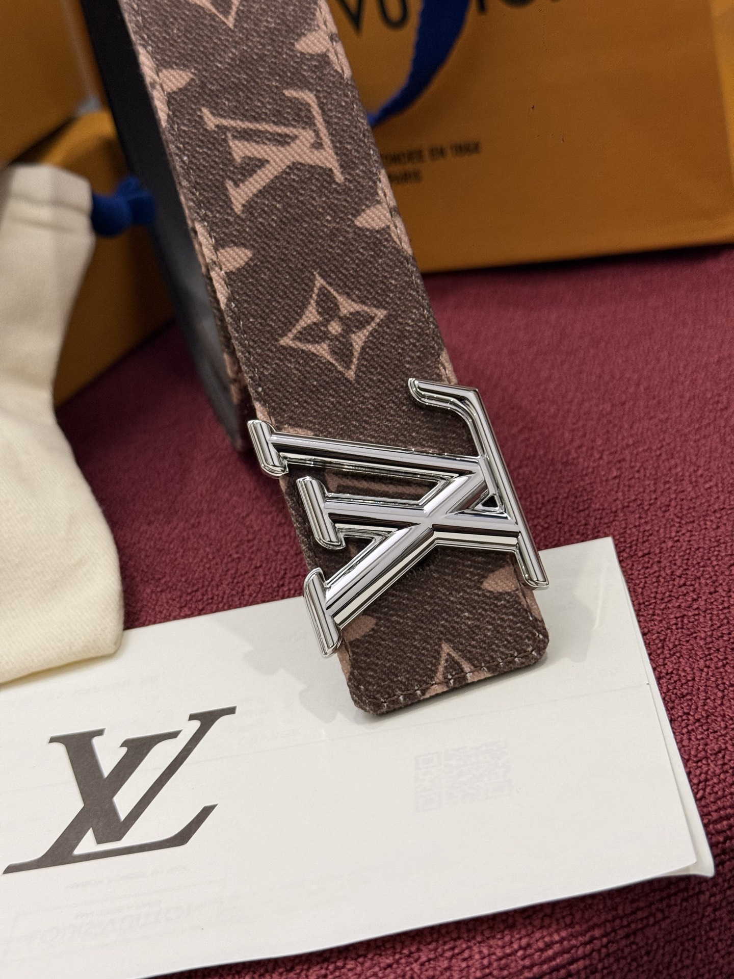 LV Initiales Monogram Reflective 40mm 可翻转腰带展现出一种动态细节，将经典风格提升