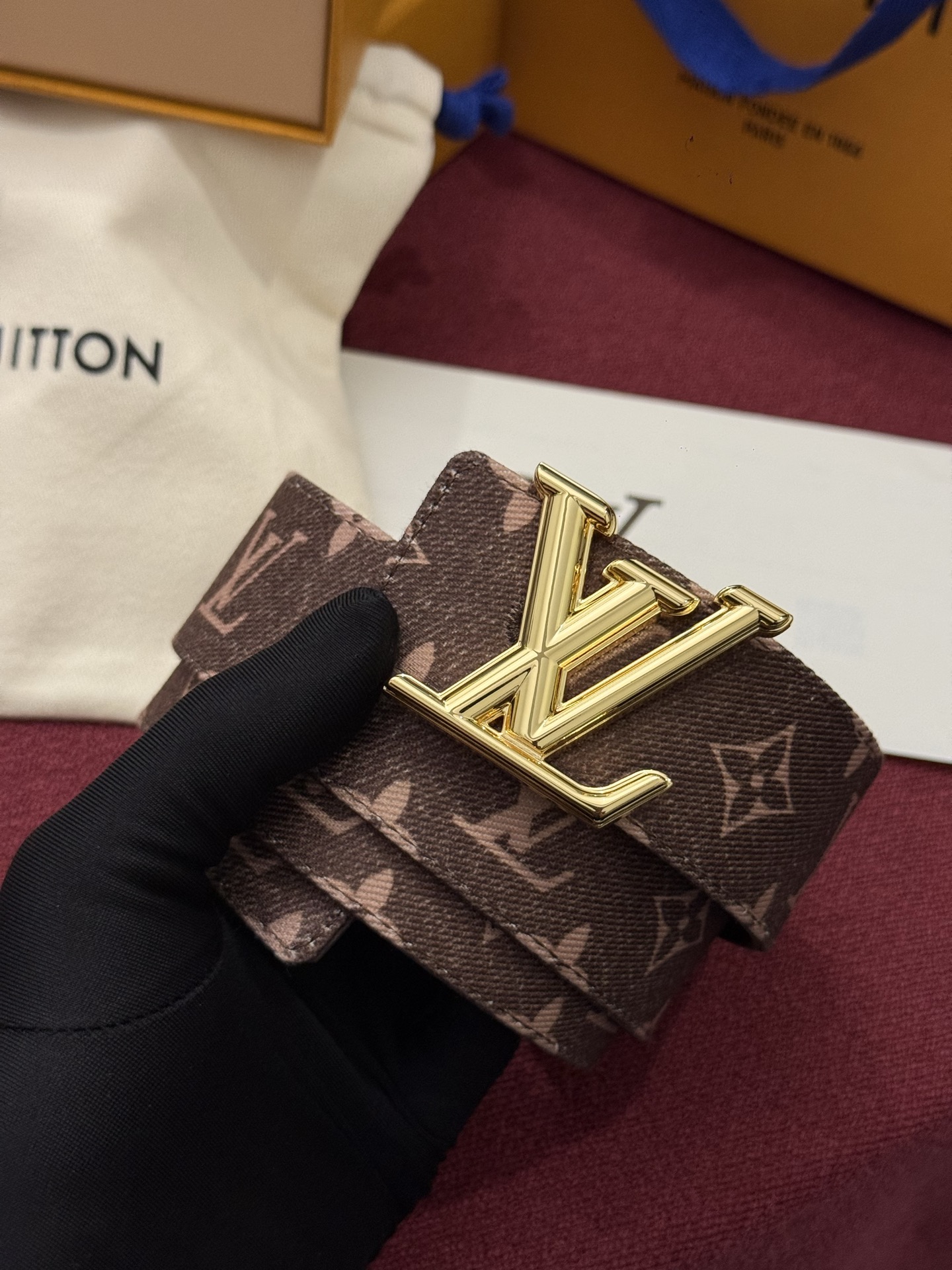LV Initiales Monogram Reflective 40mm 可翻转腰带展现出一种动态细节，将经典风格提升