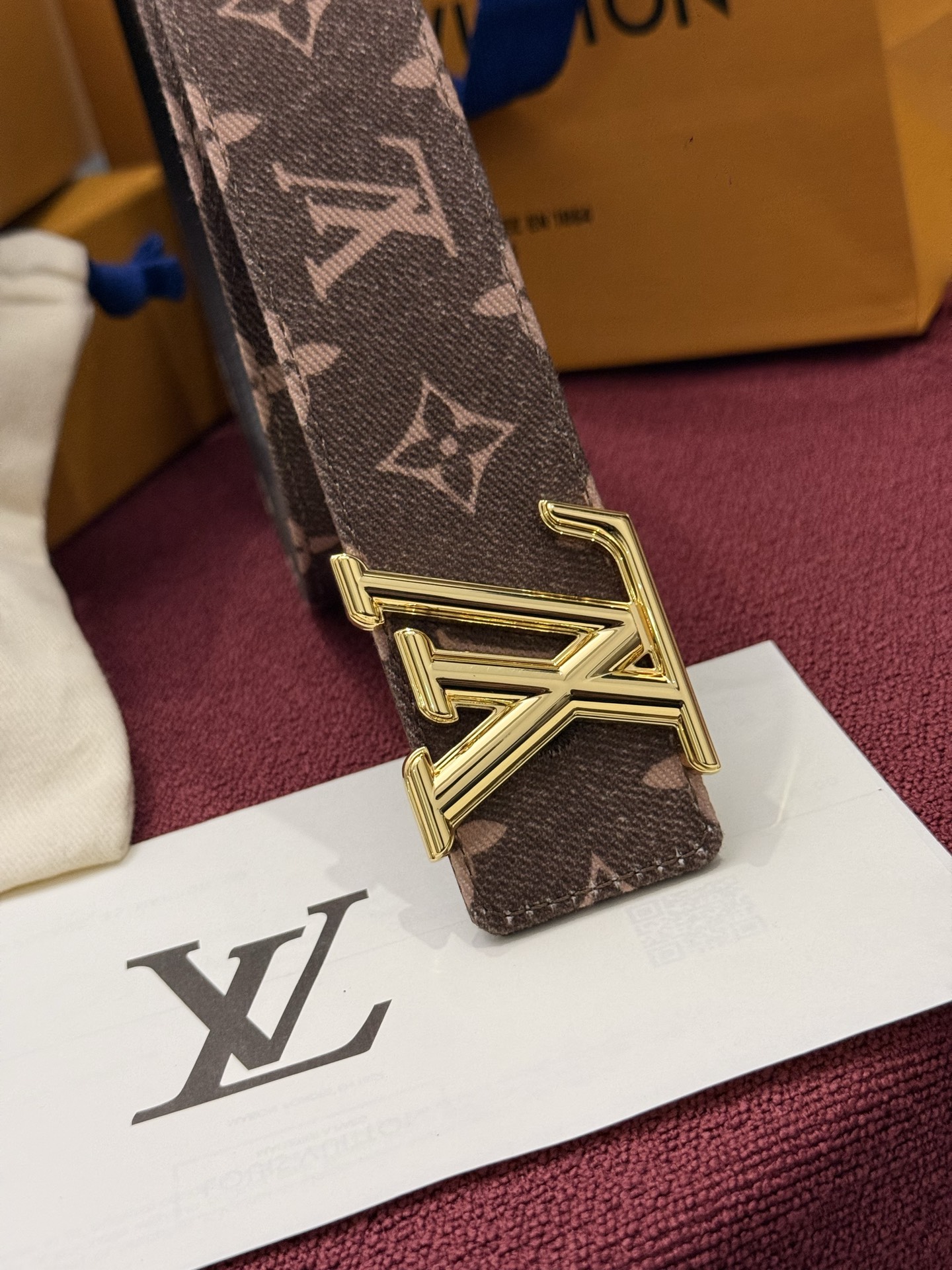 LV Initiales Monogram Reflective 40mm 可翻转腰带展现出一种动态细节，将经典风格提升