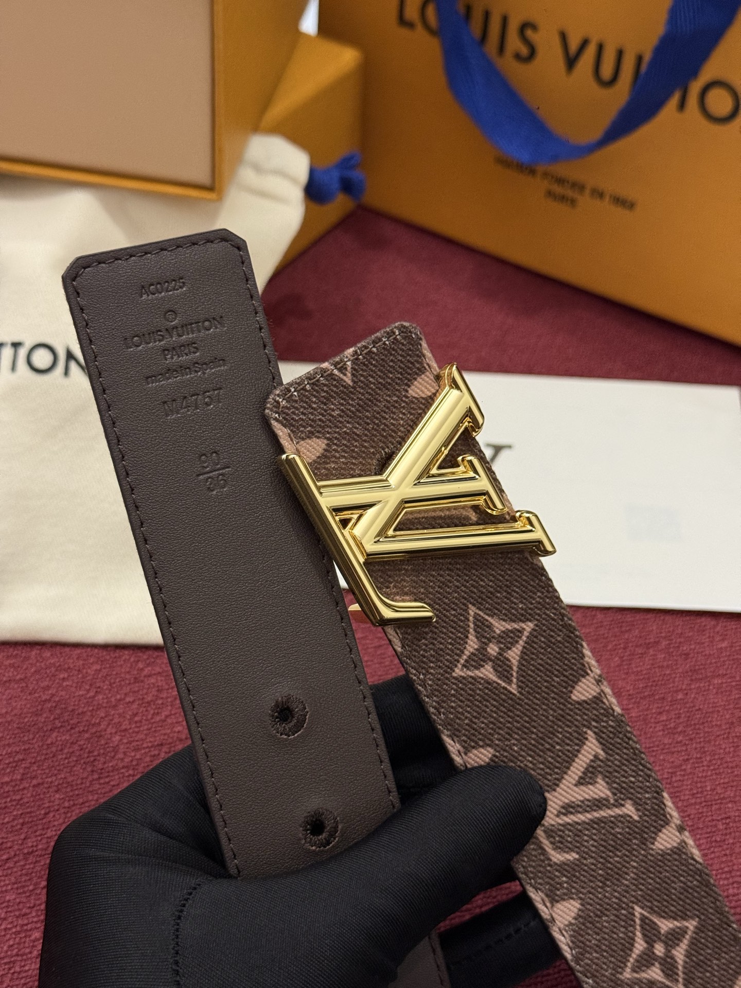 LV Initiales Monogram Reflective 40mm 可翻转腰带展现出一种动态细节，将经典风格提升