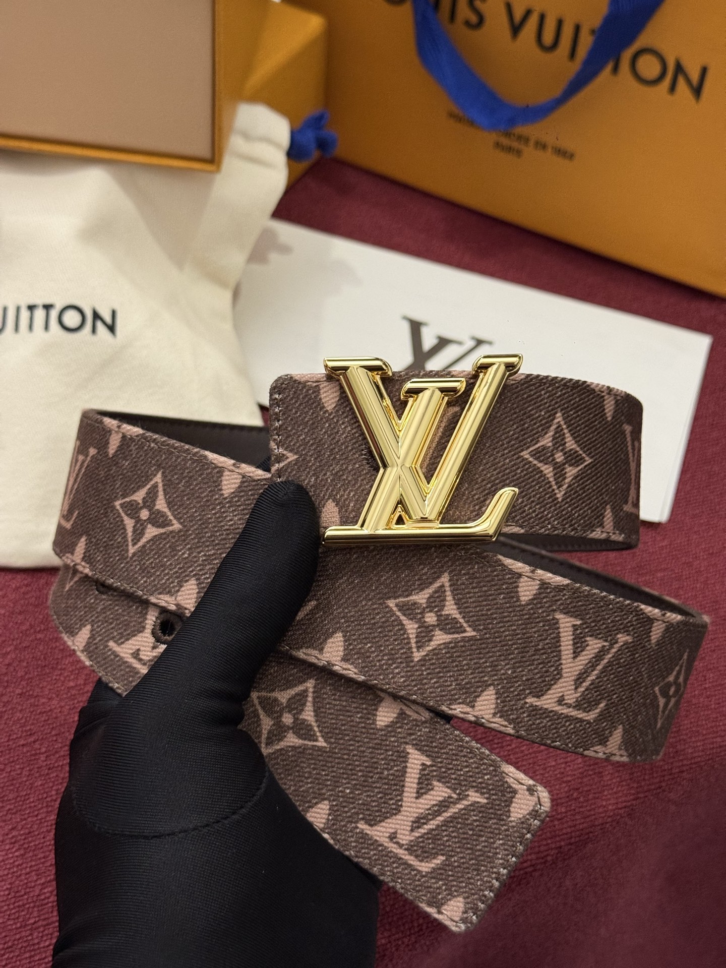 LV Initiales Monogram Reflective 40mm 可翻转腰带展现出一种动态细节，将经典风格提升
