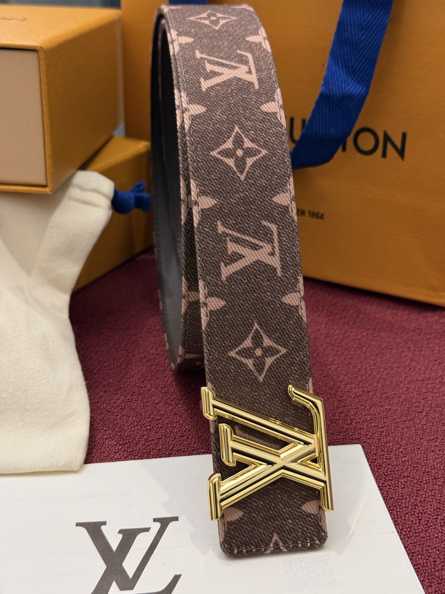 LV Initiales Monogram Reflective 40mm 可翻转腰带展现出一种动态细节，将经典风格提升