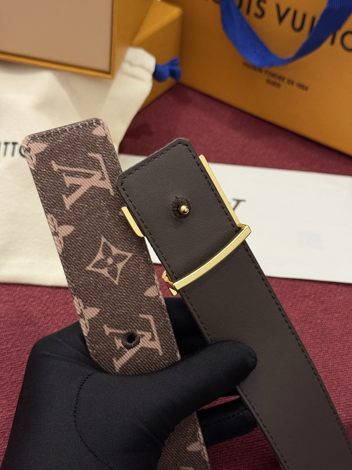 LV Initiales Monogram Reflective 40mm 可翻转腰带展现出一种动态细节，将经典风格提升