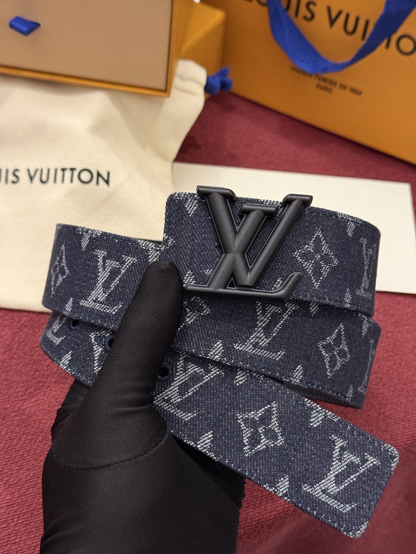 LV Initiales Monogram Reflective 40mm 可翻转腰带展现出一种动态细节，将经典风格提升