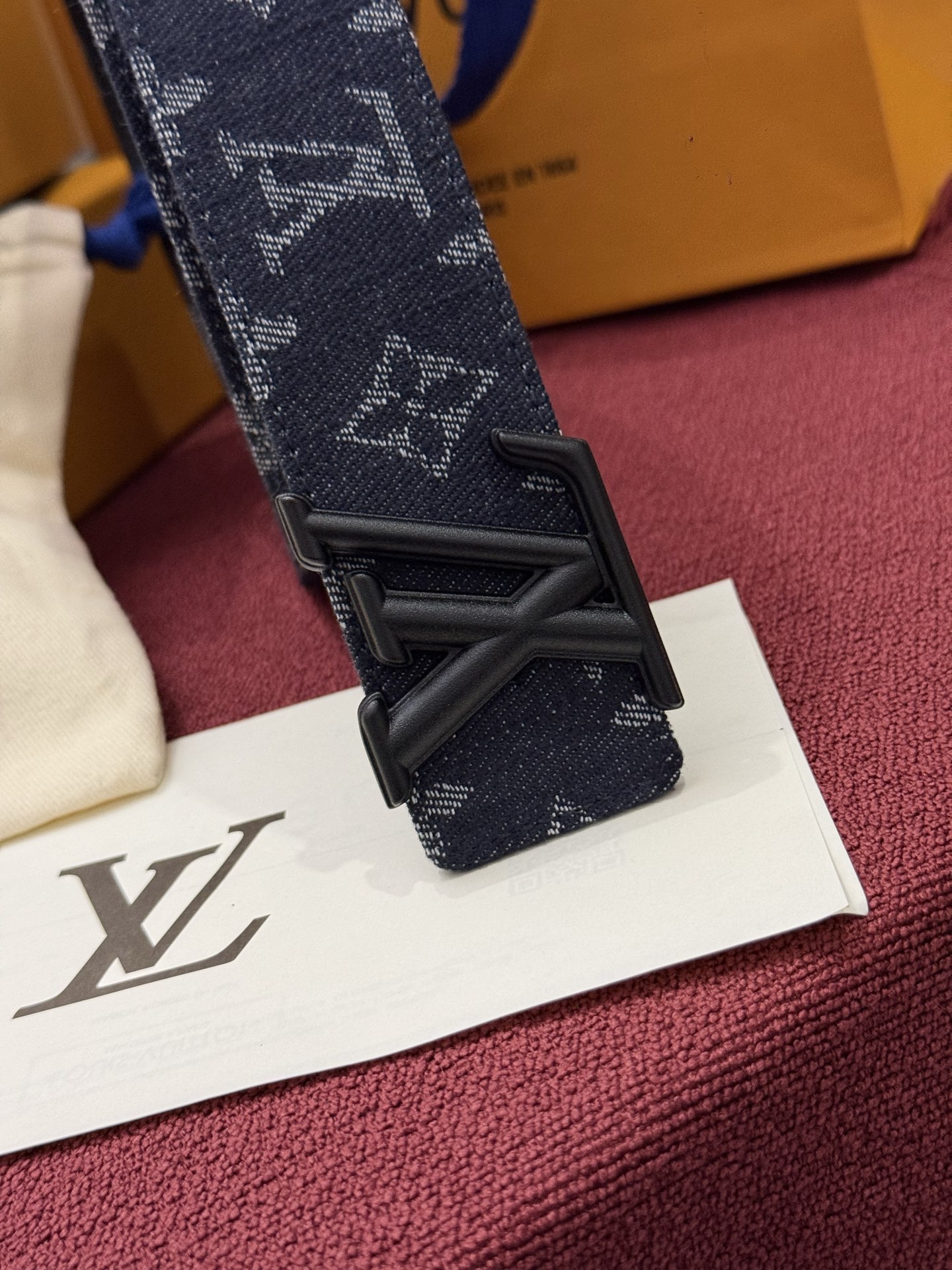 LV Initiales Monogram Reflective 40mm 可翻转腰带展现出一种动态细节，将经典风格提升