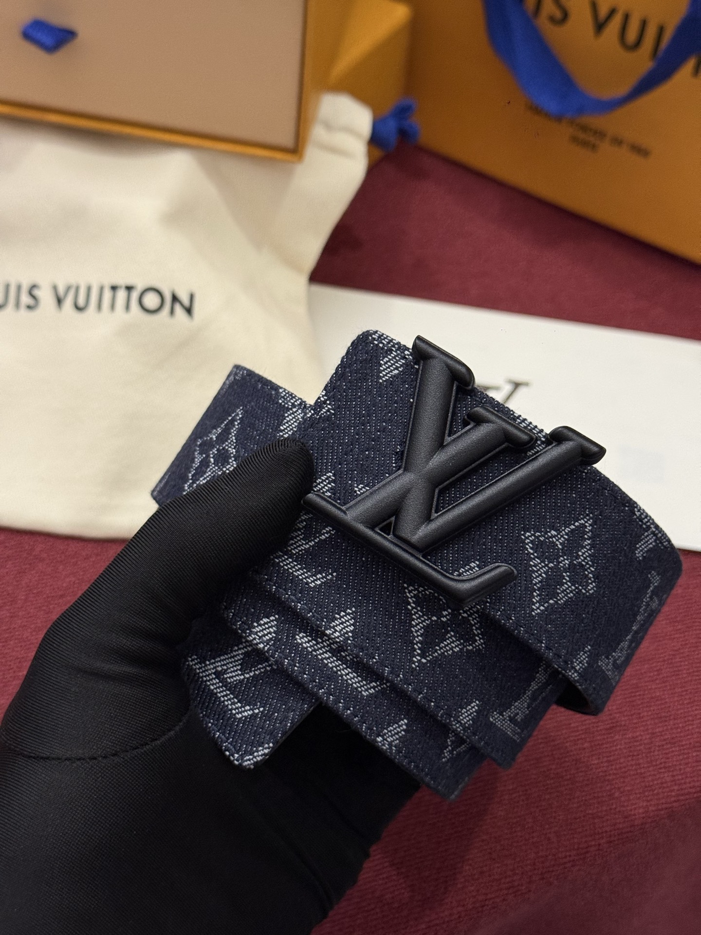 LV Initiales Monogram Reflective 40mm 可翻转腰带展现出一种动态细节，将经典风格提升