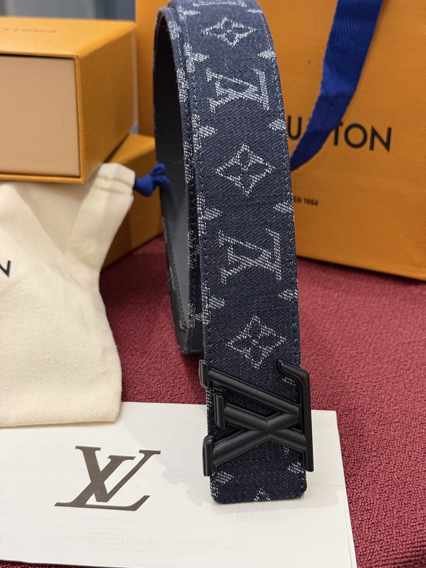 LV Initiales Monogram Reflective 40mm 可翻转腰带展现出一种动态细节，将经典风格提升