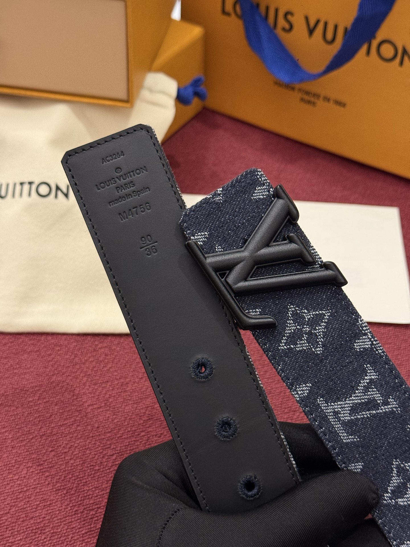 LV Initiales Monogram Reflective 40mm 可翻转腰带展现出一种动态细节，将经典风格提升