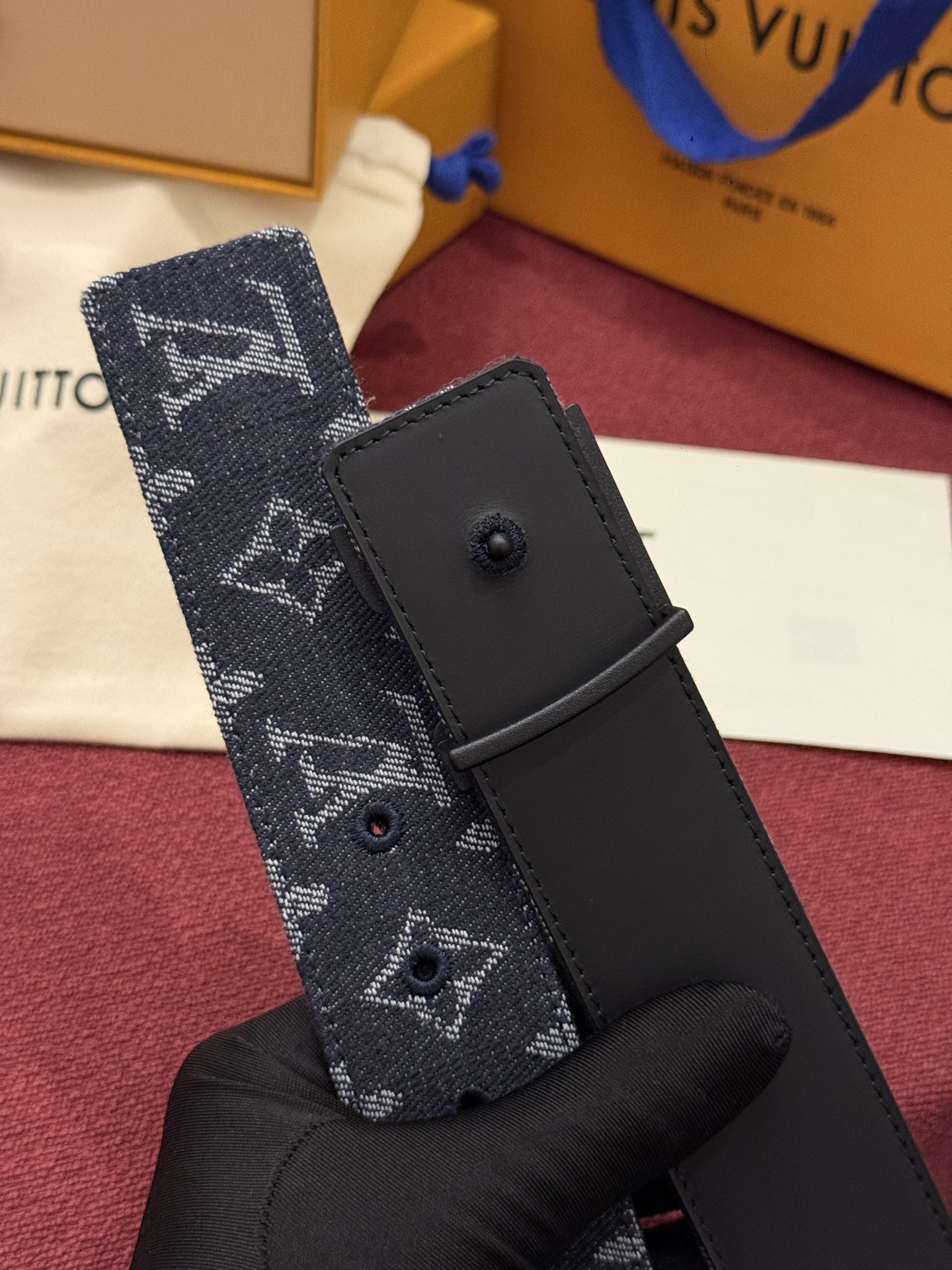 LV Initiales Monogram Reflective 40mm 可翻转腰带展现出一种动态细节，将经典风格提升