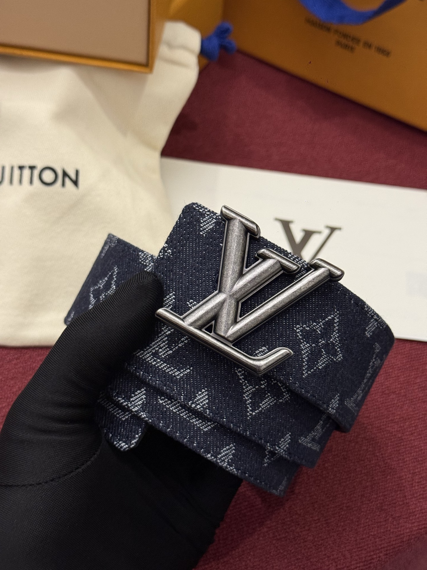 LV Initiales Monogram Reflective 40mm 可翻转腰带展现出一种动态细节，将经典风格提升