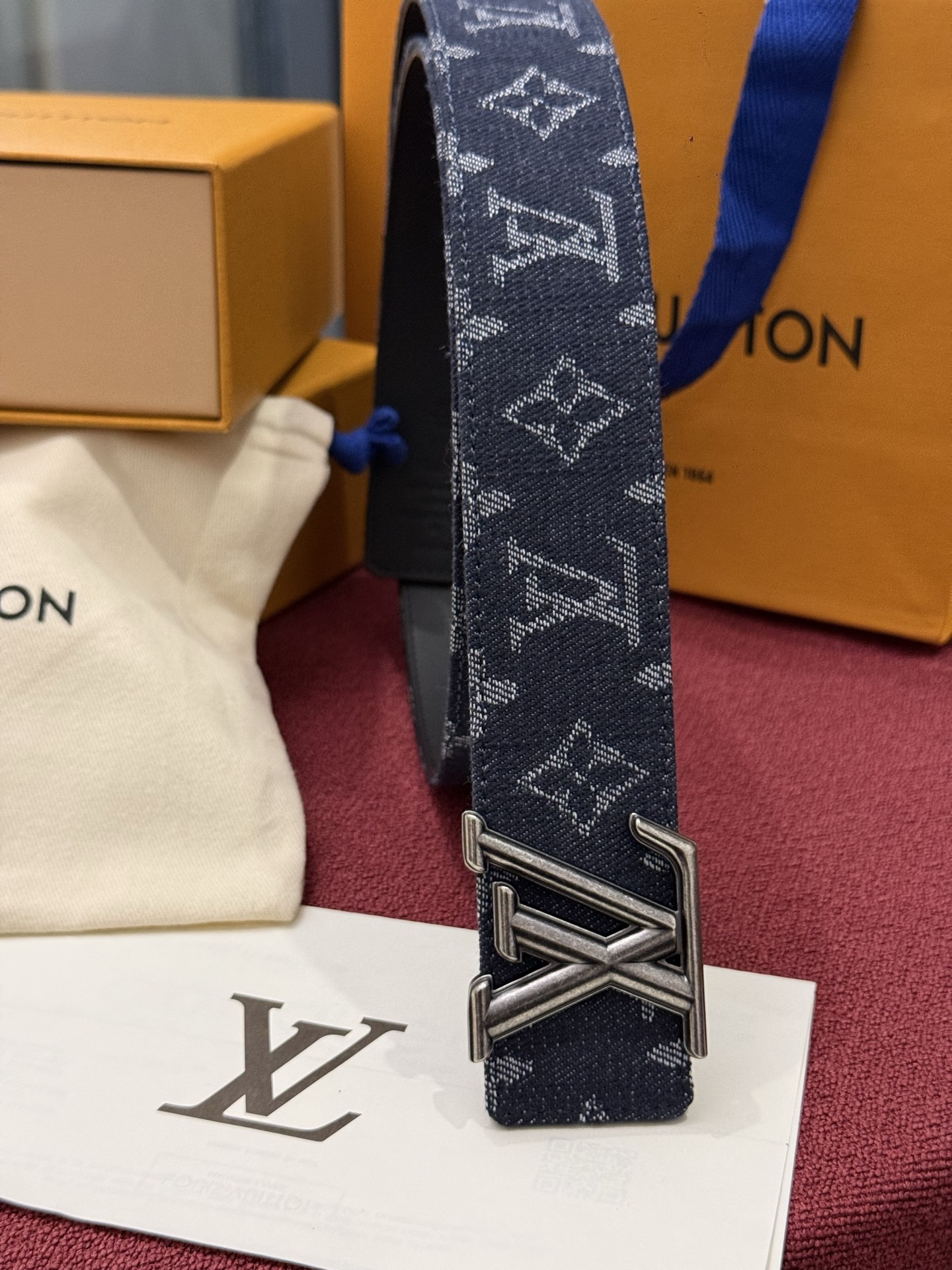 LV Initiales Monogram Reflective 40mm 可翻转腰带展现出一种动态细节，将经典风格提升