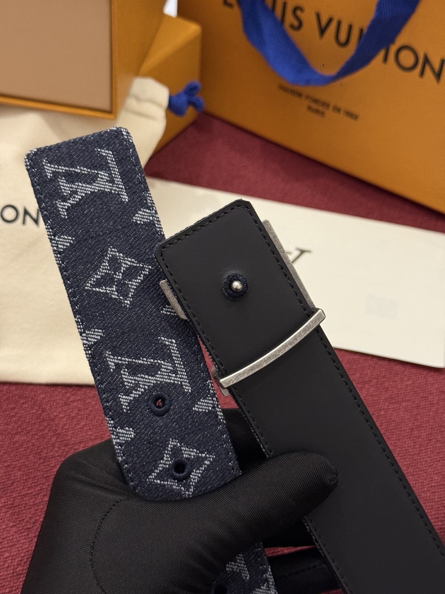 LV Initiales Monogram Reflective 40mm 可翻转腰带展现出一种动态细节，将经典风格提升