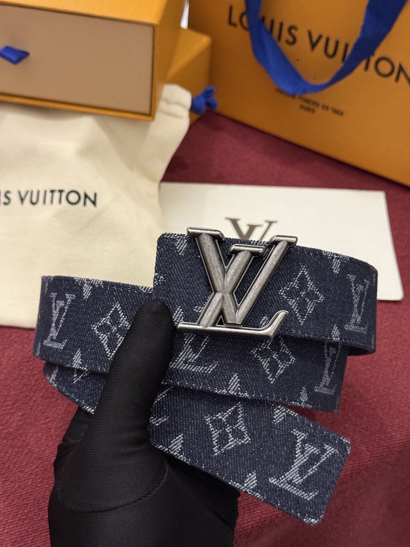 LV Initiales Monogram Reflective 40mm 可翻转腰带展现出一种动态细节，将经典风格提升