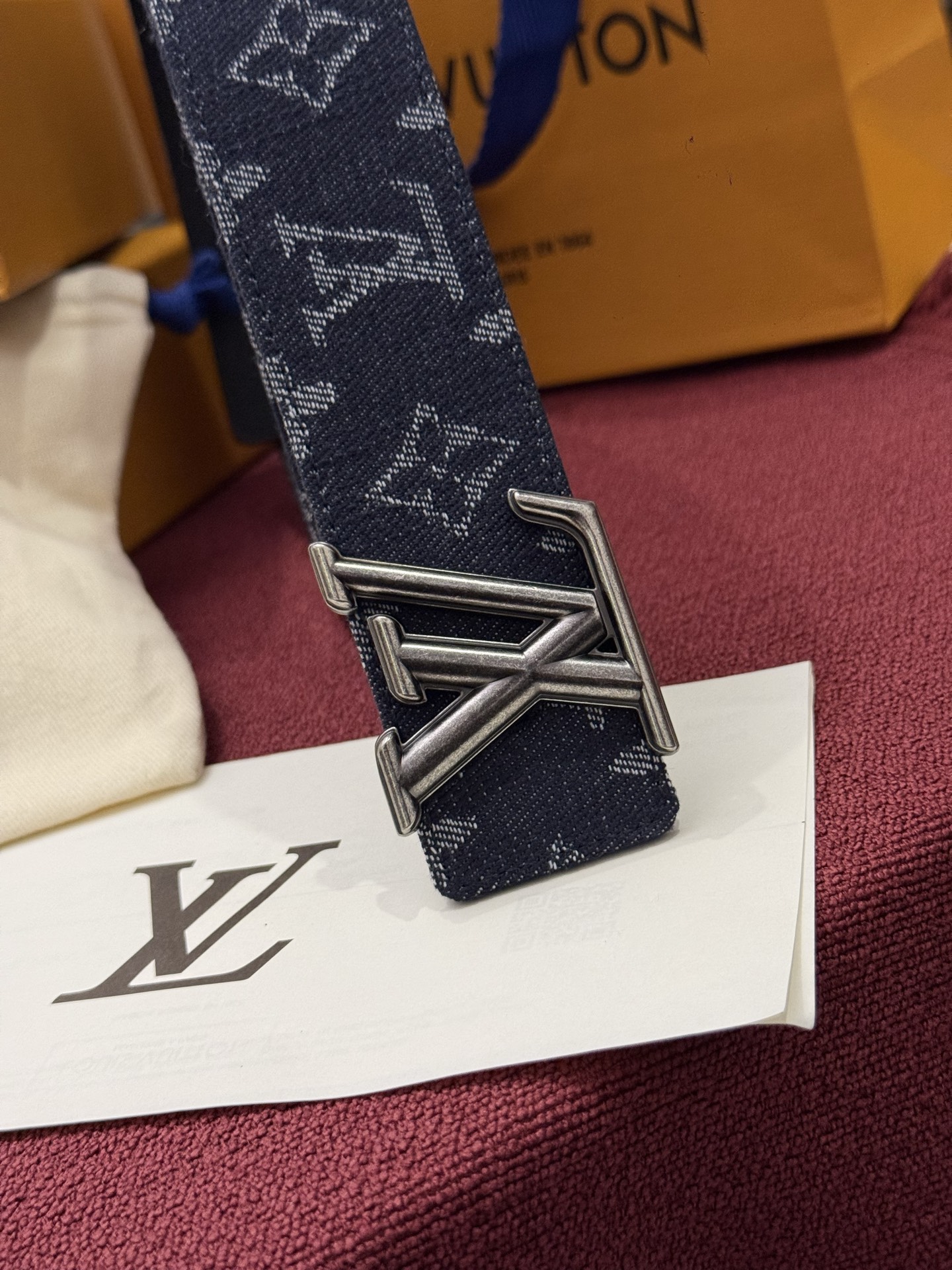 LV Initiales Monogram Reflective 40mm 可翻转腰带展现出一种动态细节，将经典风格提升