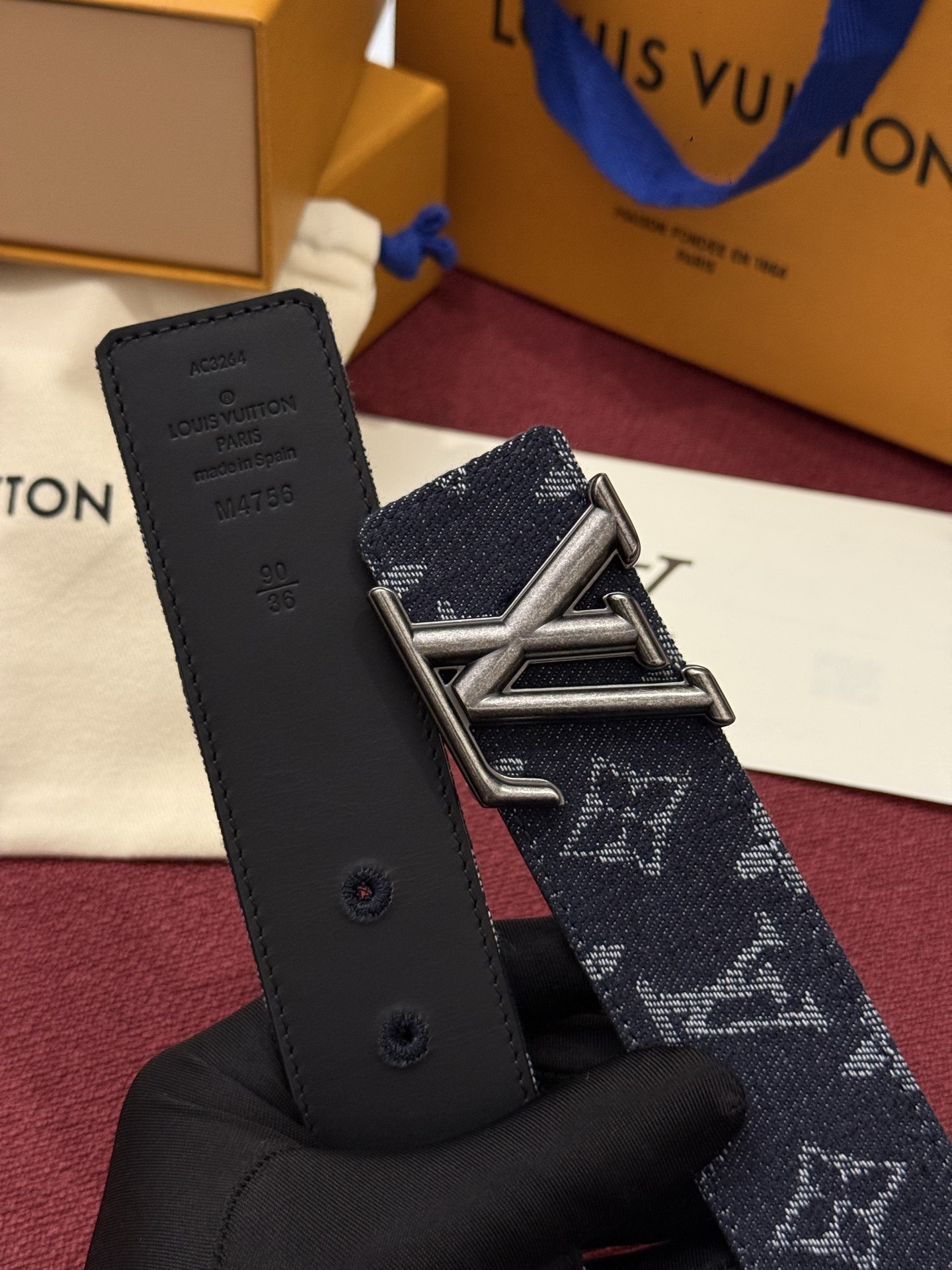 LV Initiales Monogram Reflective 40mm 可翻转腰带展现出一种动态细节，将经典风格提升