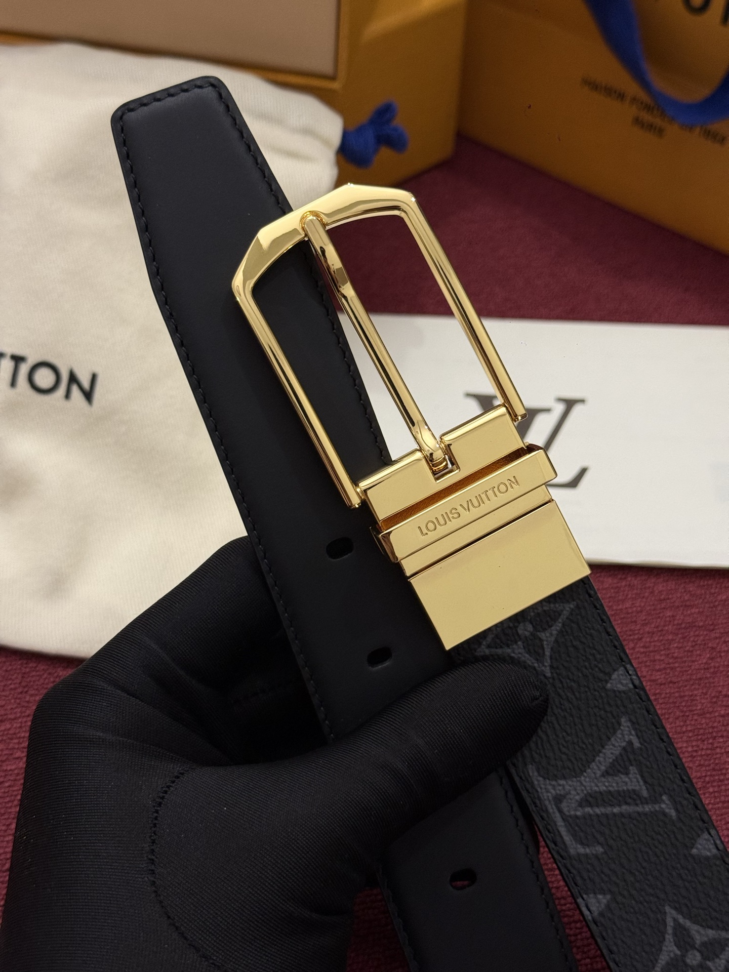 本款 LV Slender 35 毫米双面腰带为经典造型爱好者成就心仪之选。一面以 Monogram 帆布饰带彰显醒目风