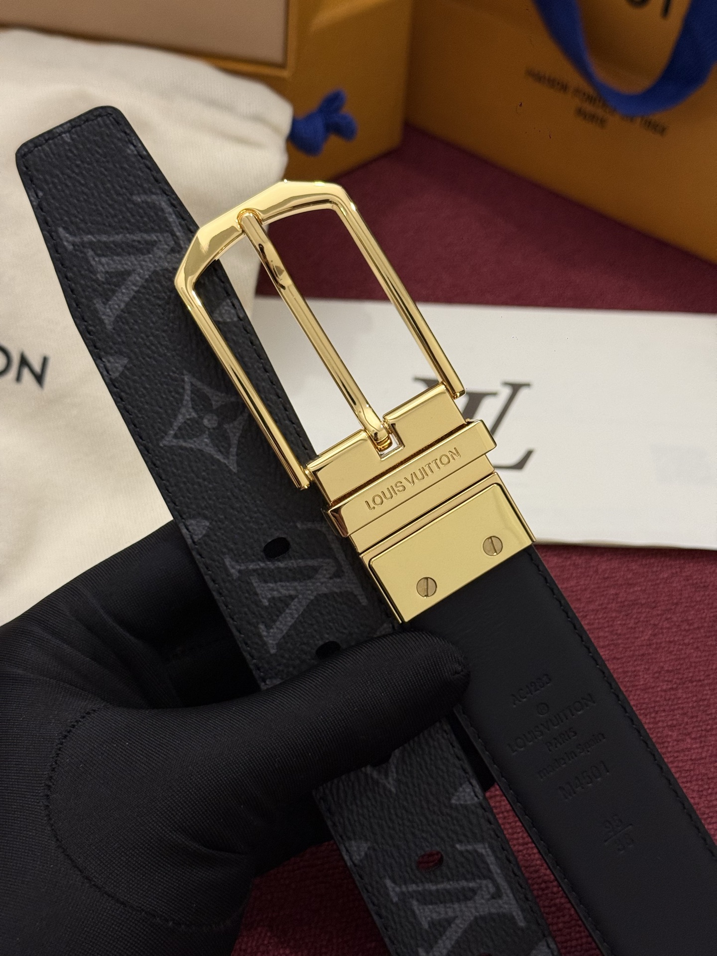 本款 LV Slender 35 毫米双面腰带为经典造型爱好者成就心仪之选。一面以 Monogram 帆布饰带彰显醒目风