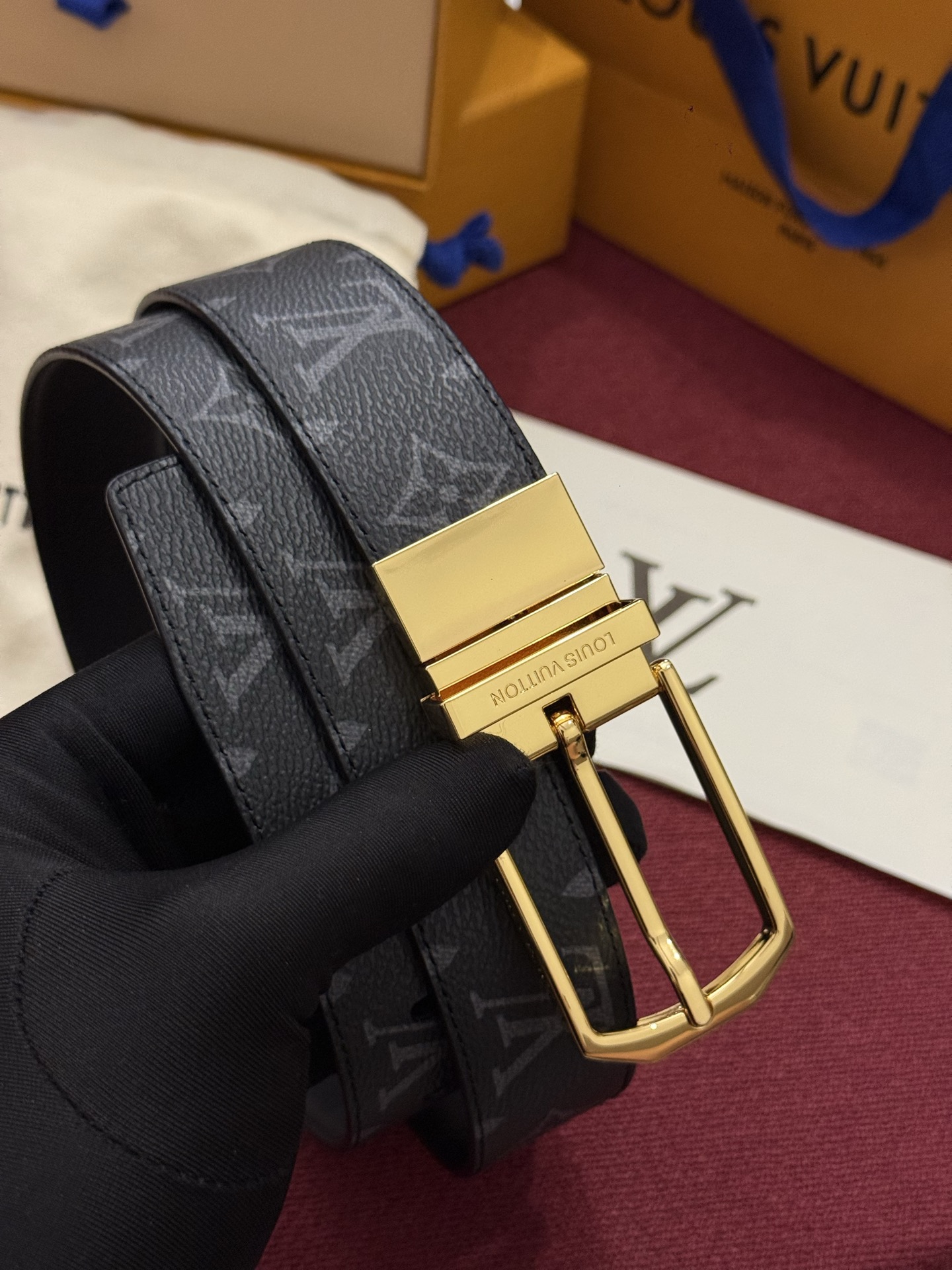 本款 LV Slender 35 毫米双面腰带为经典造型爱好者成就心仪之选。一面以 Monogram 帆布饰带彰显醒目风