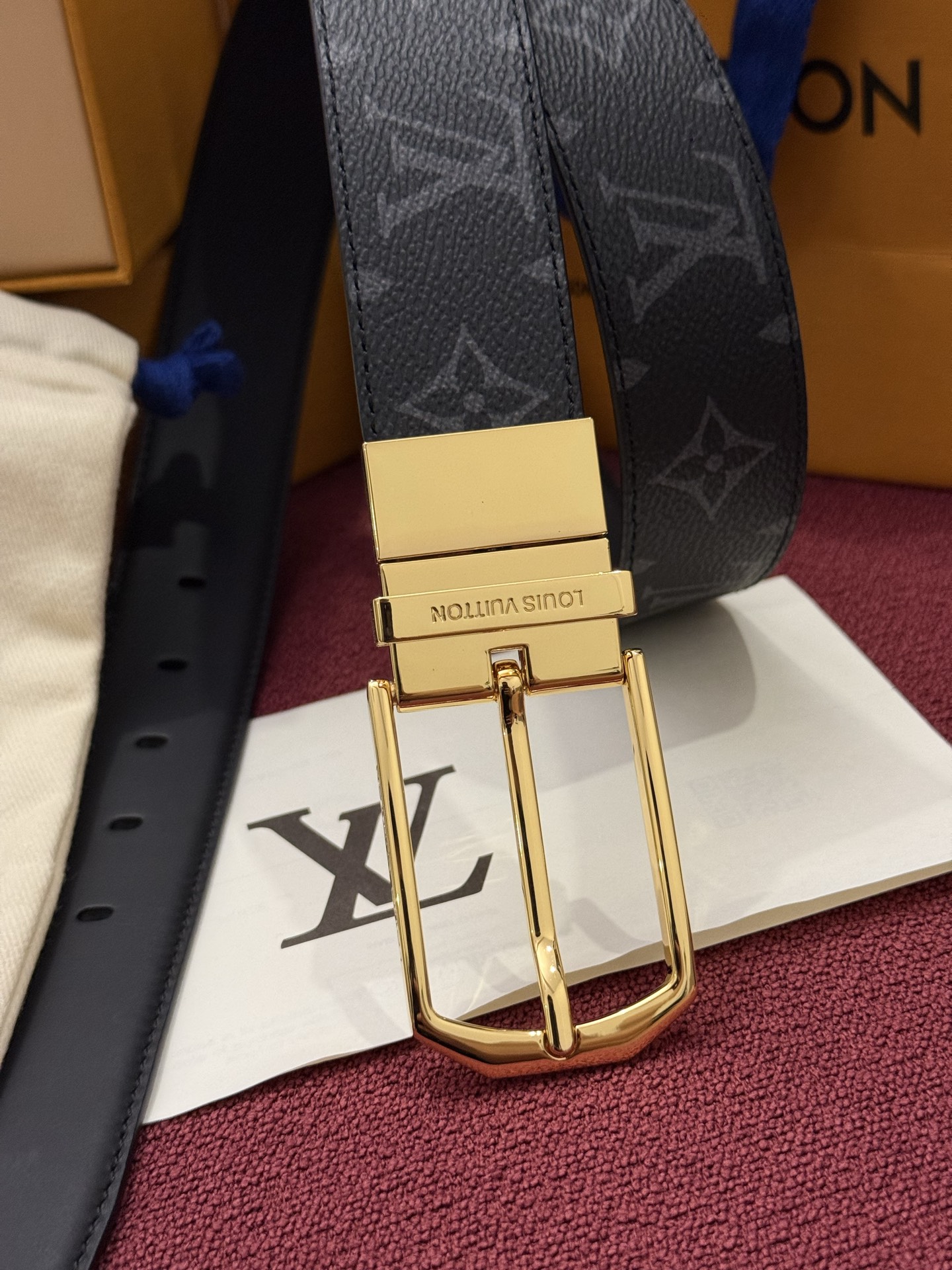 本款 LV Slender 35 毫米双面腰带为经典造型爱好者成就心仪之选。一面以 Monogram 帆布饰带彰显醒目风