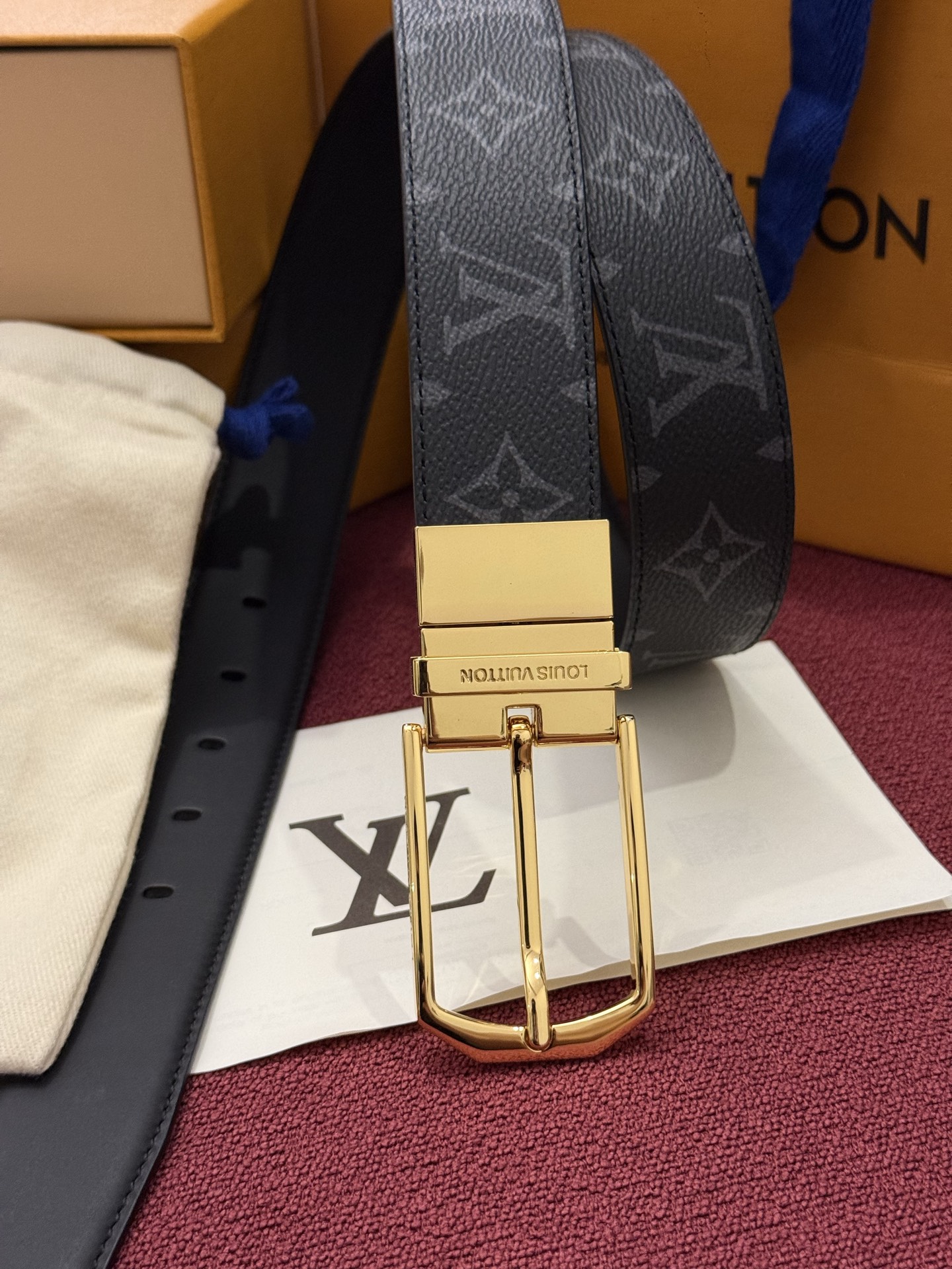 本款 LV Slender 35 毫米双面腰带为经典造型爱好者成就心仪之选。一面以 Monogram 帆布饰带彰显醒目风
