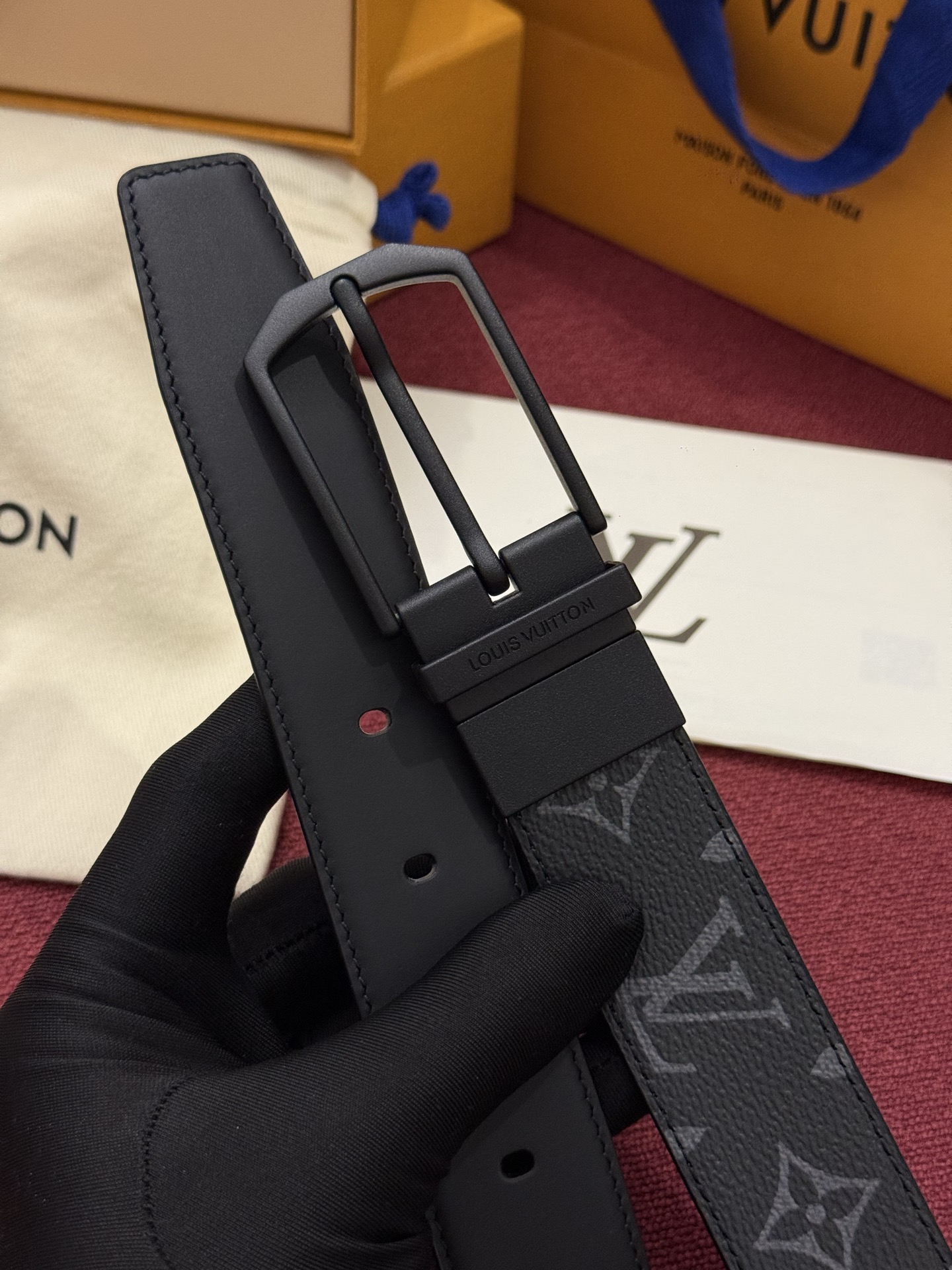 本款 LV Slender 35 毫米双面腰带为经典造型爱好者成就心仪之选。一面以 Monogram 帆布饰带彰显醒目风