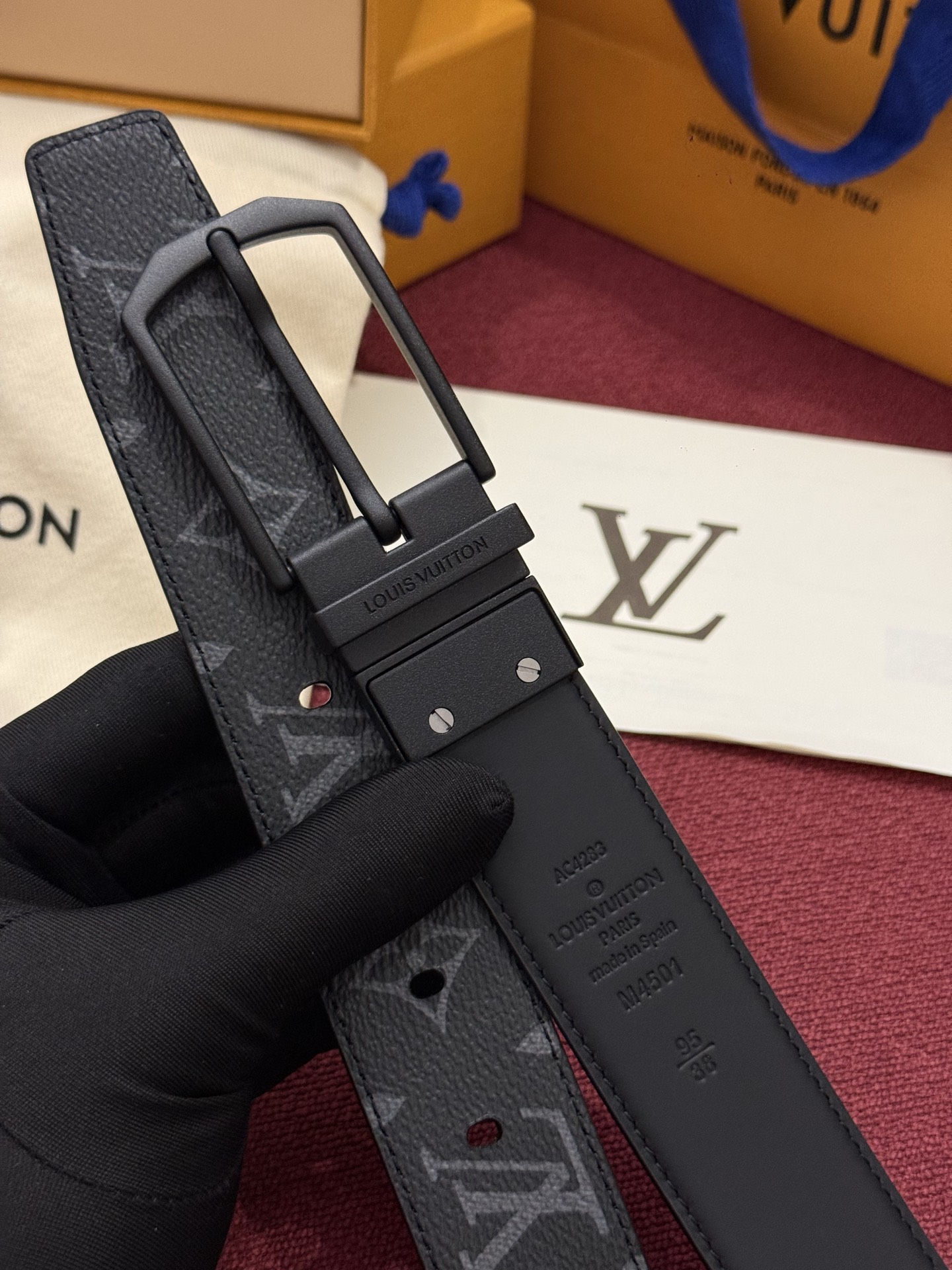本款 LV Slender 35 毫米双面腰带为经典造型爱好者成就心仪之选。一面以 Monogram 帆布饰带彰显醒目风