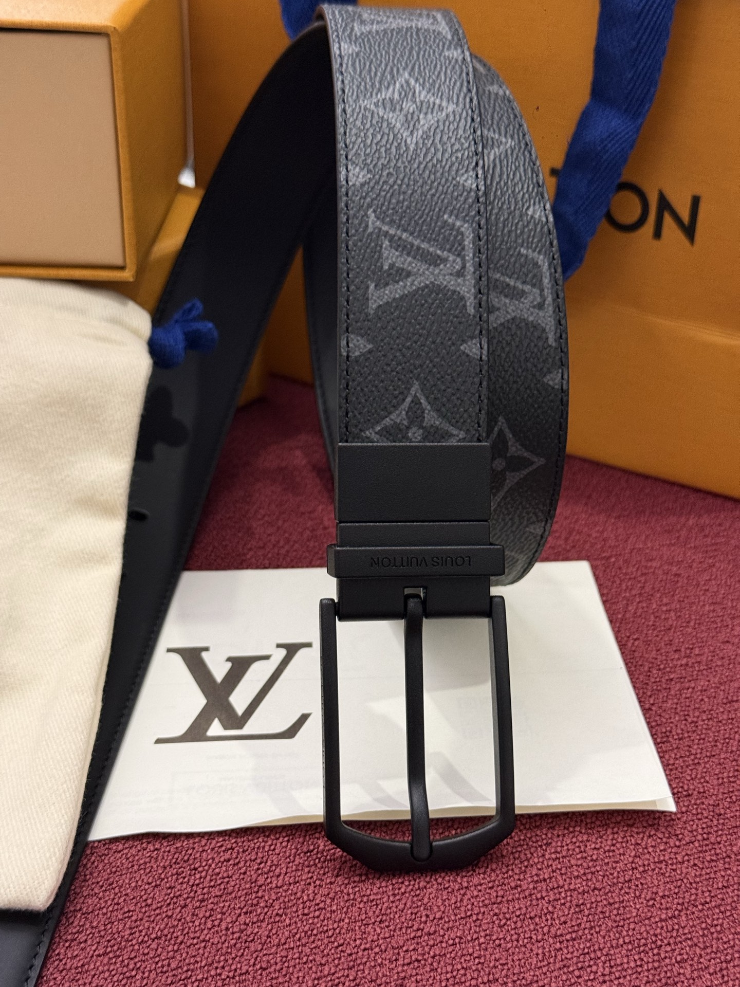 本款 LV Slender 35 毫米双面腰带为经典造型爱好者成就心仪之选。一面以 Monogram 帆布饰带彰显醒目风